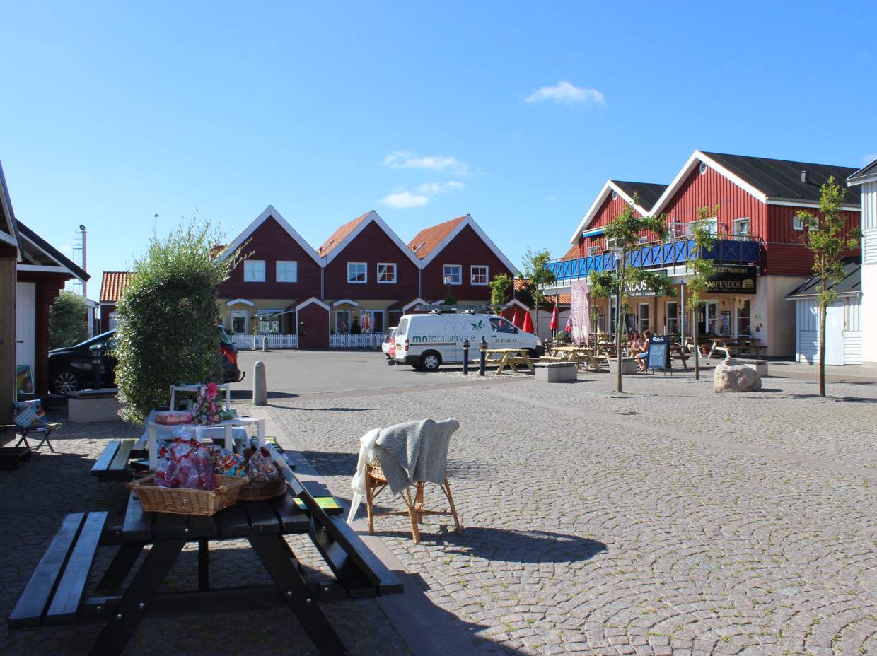 Kleiner Dorfplatz mit Restaurantterrassen 