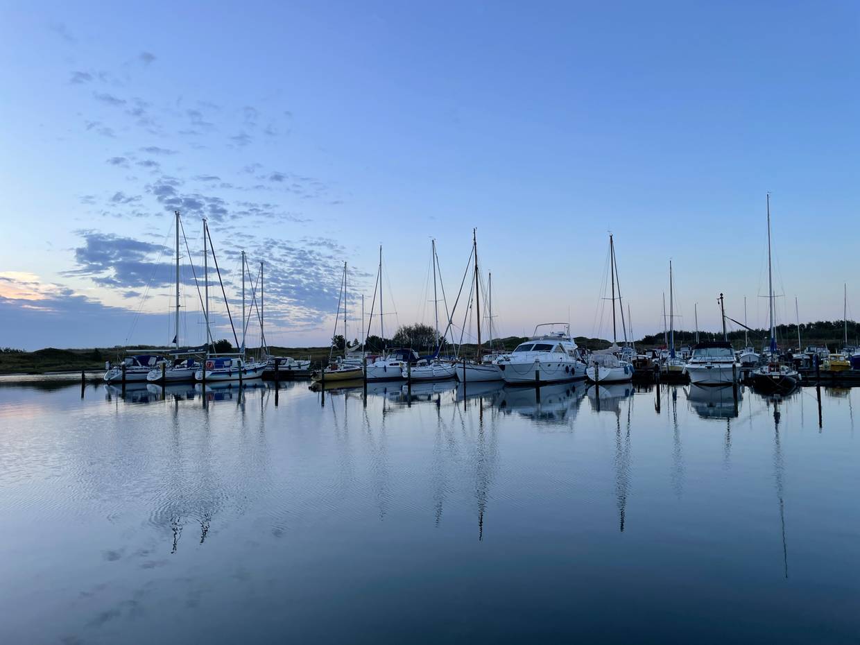Abendstimmung an einem kleinen Yachthafen
