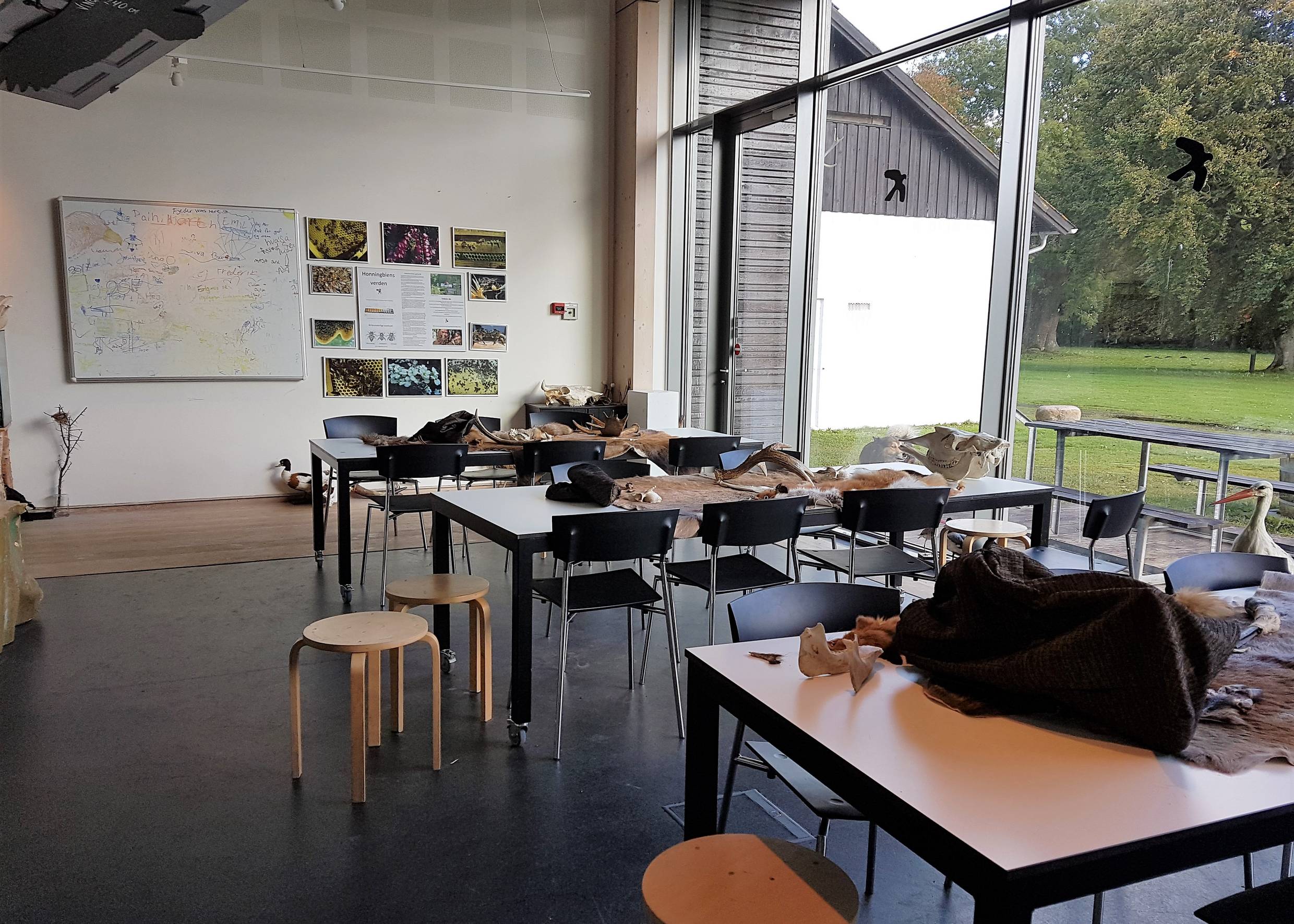 Tische und Stühle in einem Seminarraum im Besucherzentrum