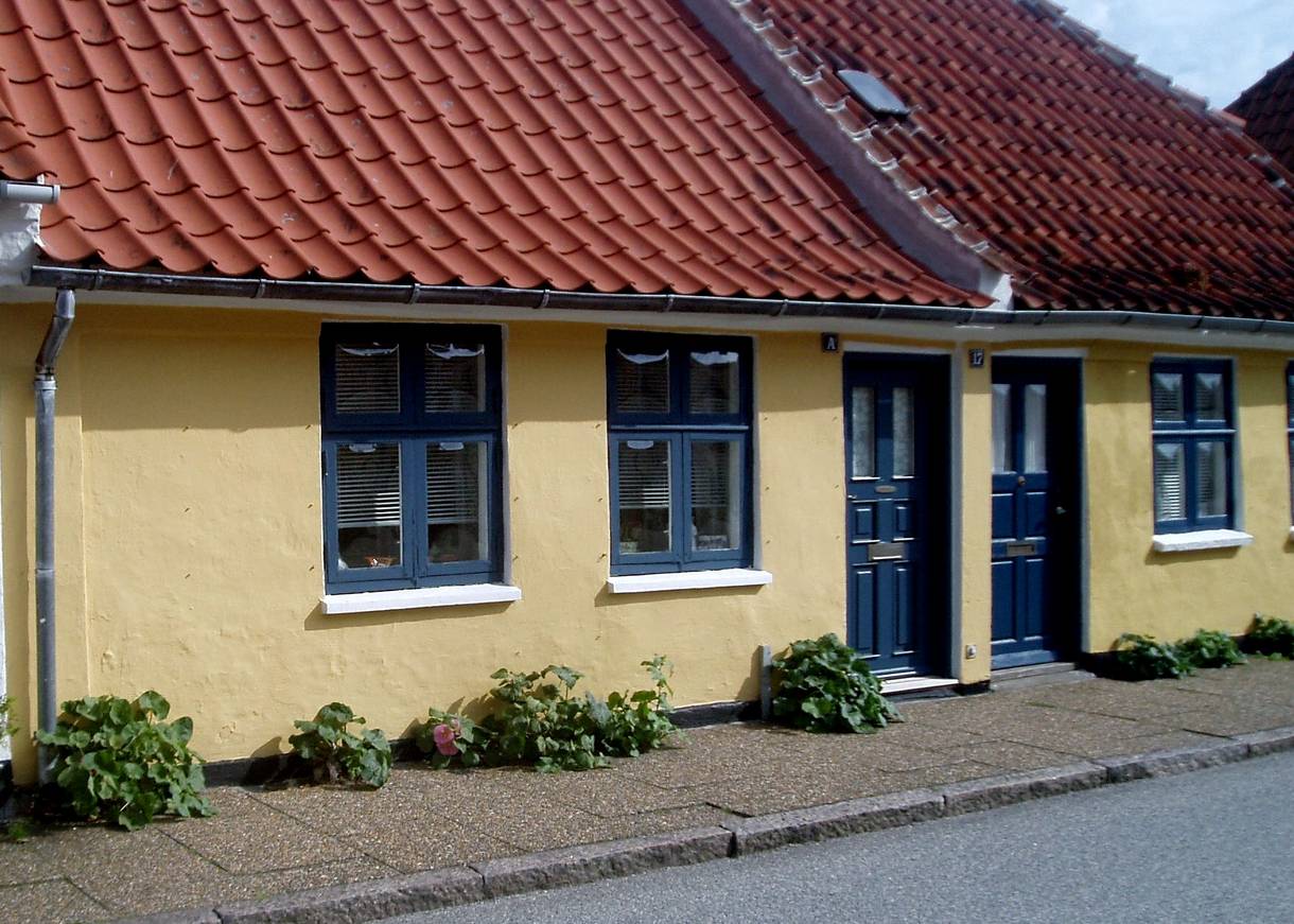 Gelbe Häuser mit blauen Fenstern und Rüren