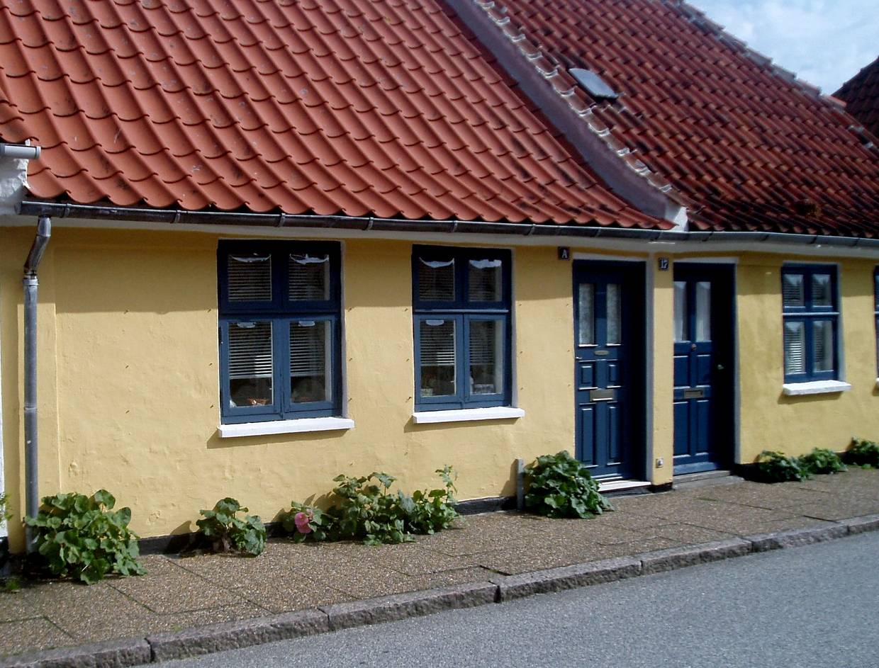 Gelbe Häuser mit blauen Fenstern und Rüren
