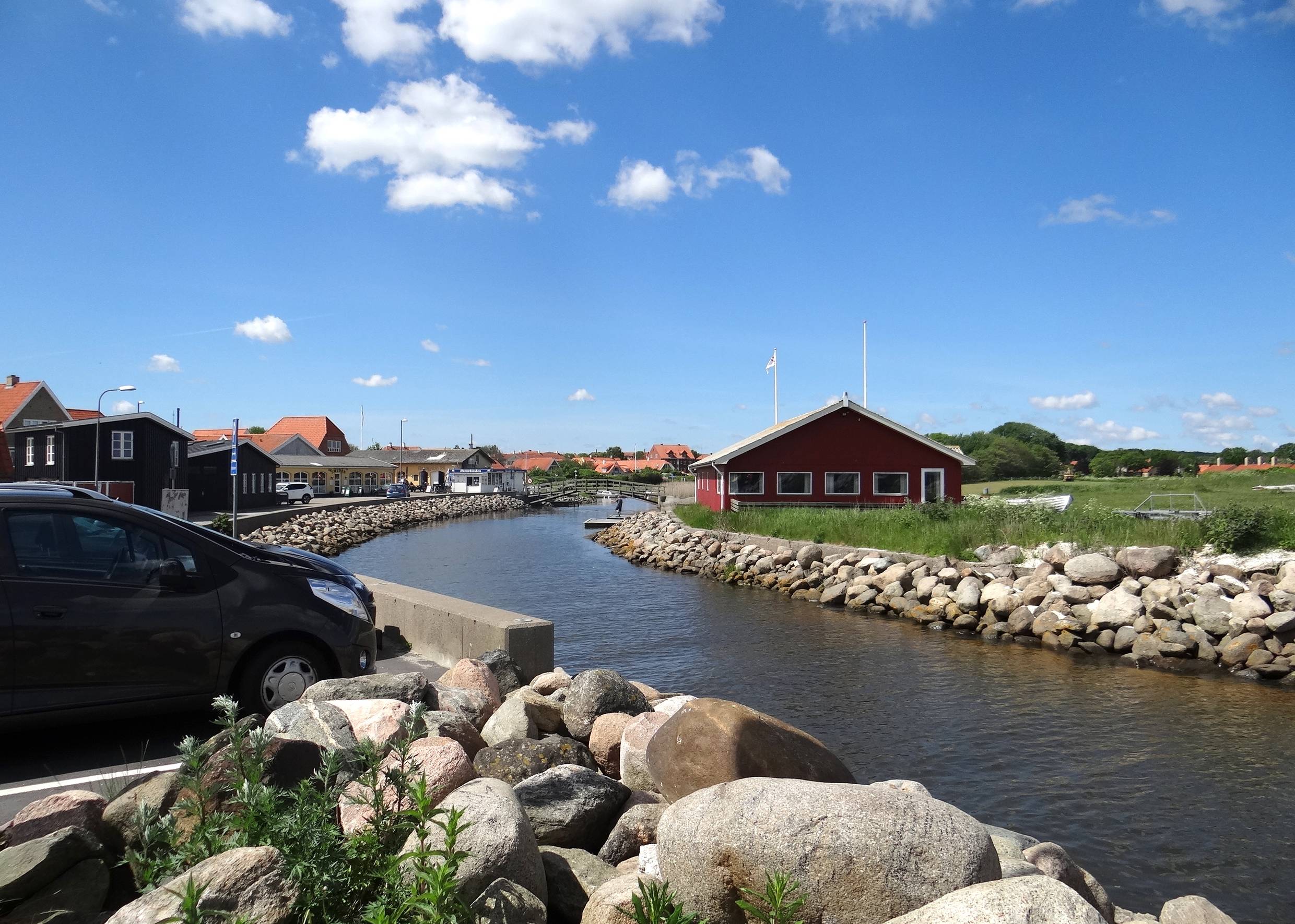 Der Bach Sæby Å am Hafen