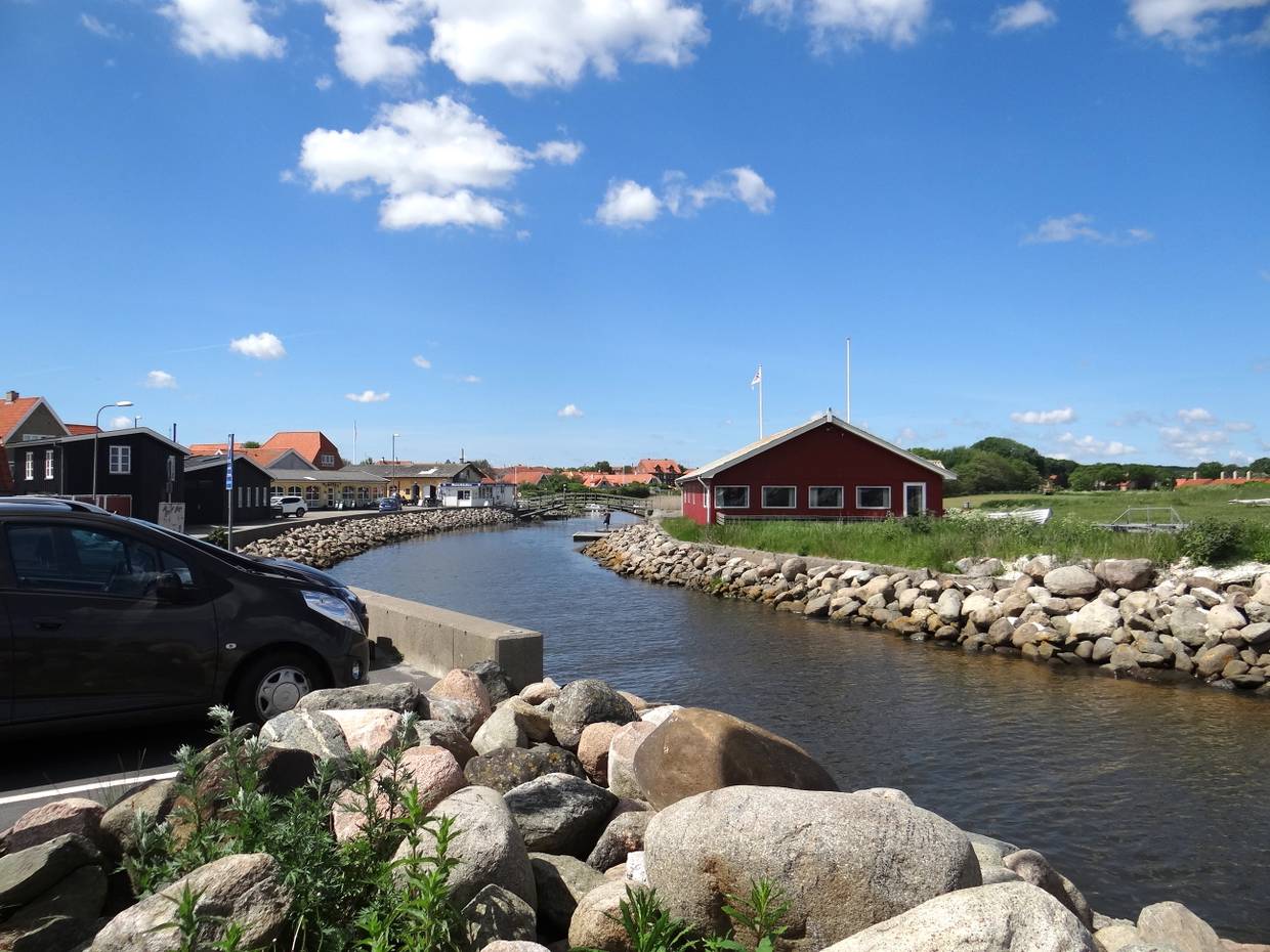 Der Bach Sæby Å am Hafen