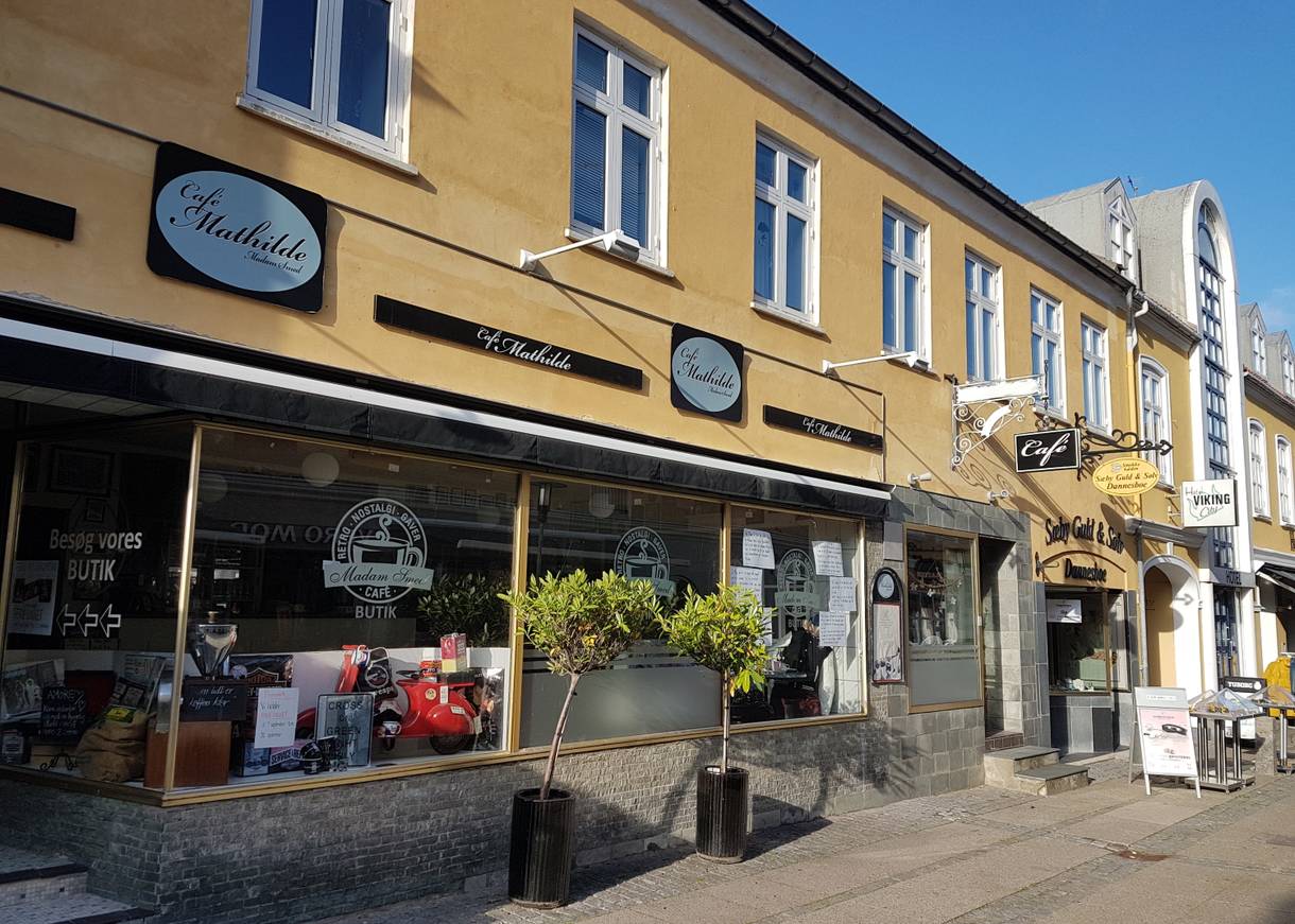 Schaufenster eines Cafés in einem gelben Haus