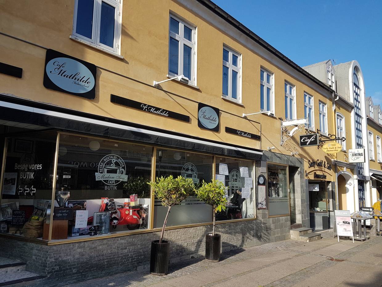 Schaufenster eines Cafés in einem gelben Haus