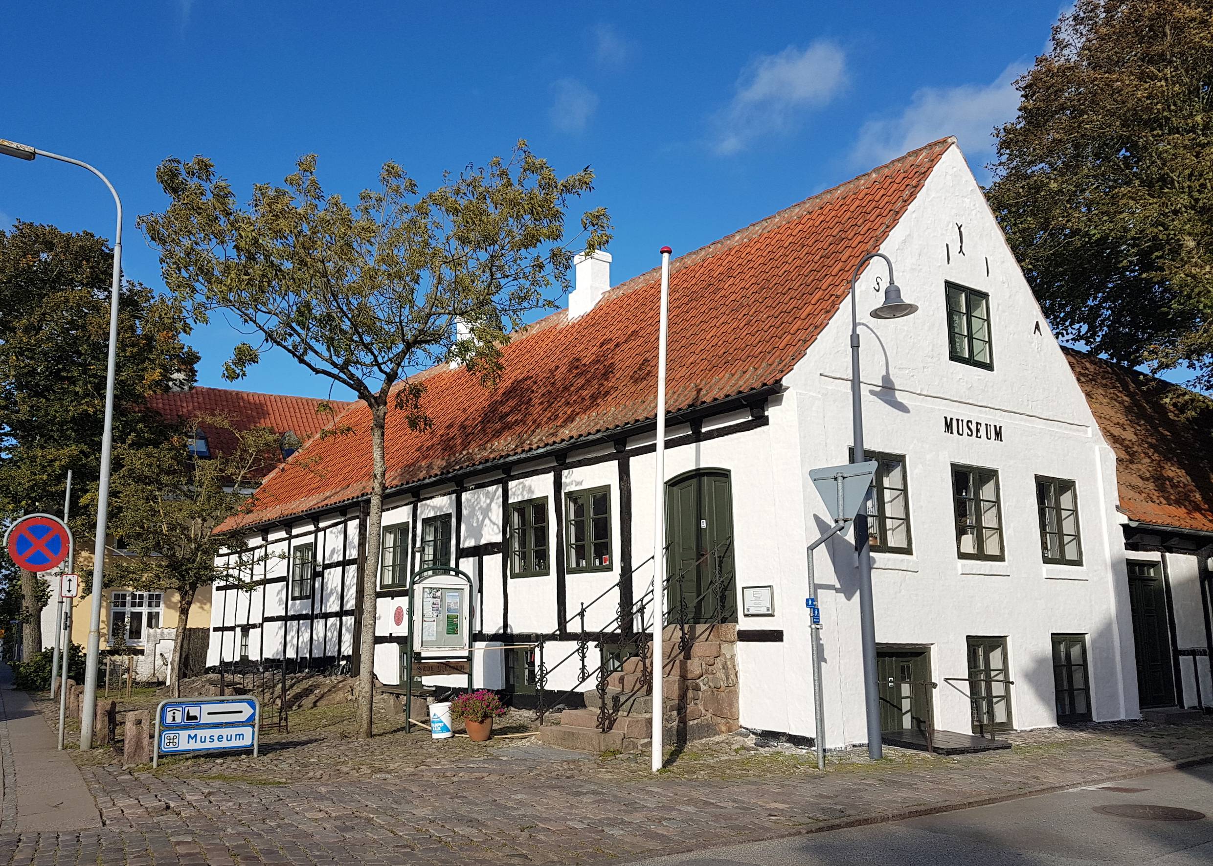 Sæby Museum in einem alten, weißen Fachwerkhaus