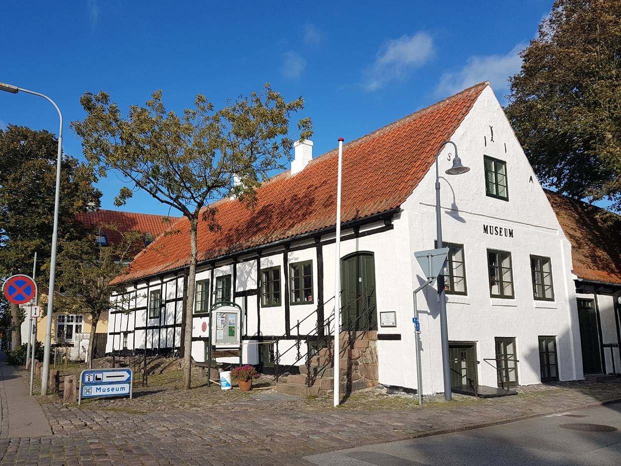 Sæby Museum in einem alten, weißen Fachwerkhaus