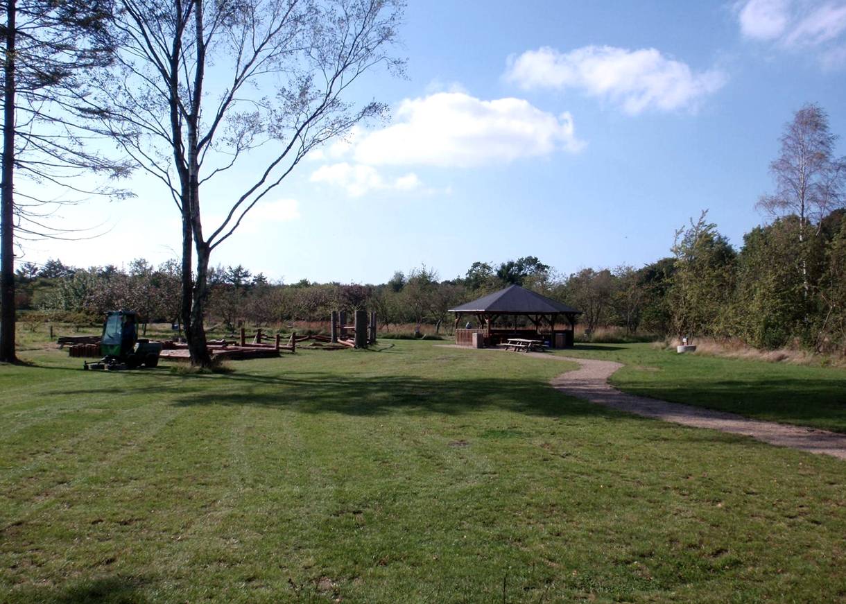 Spielplatz und Schutzhütte auf einer Wiese
