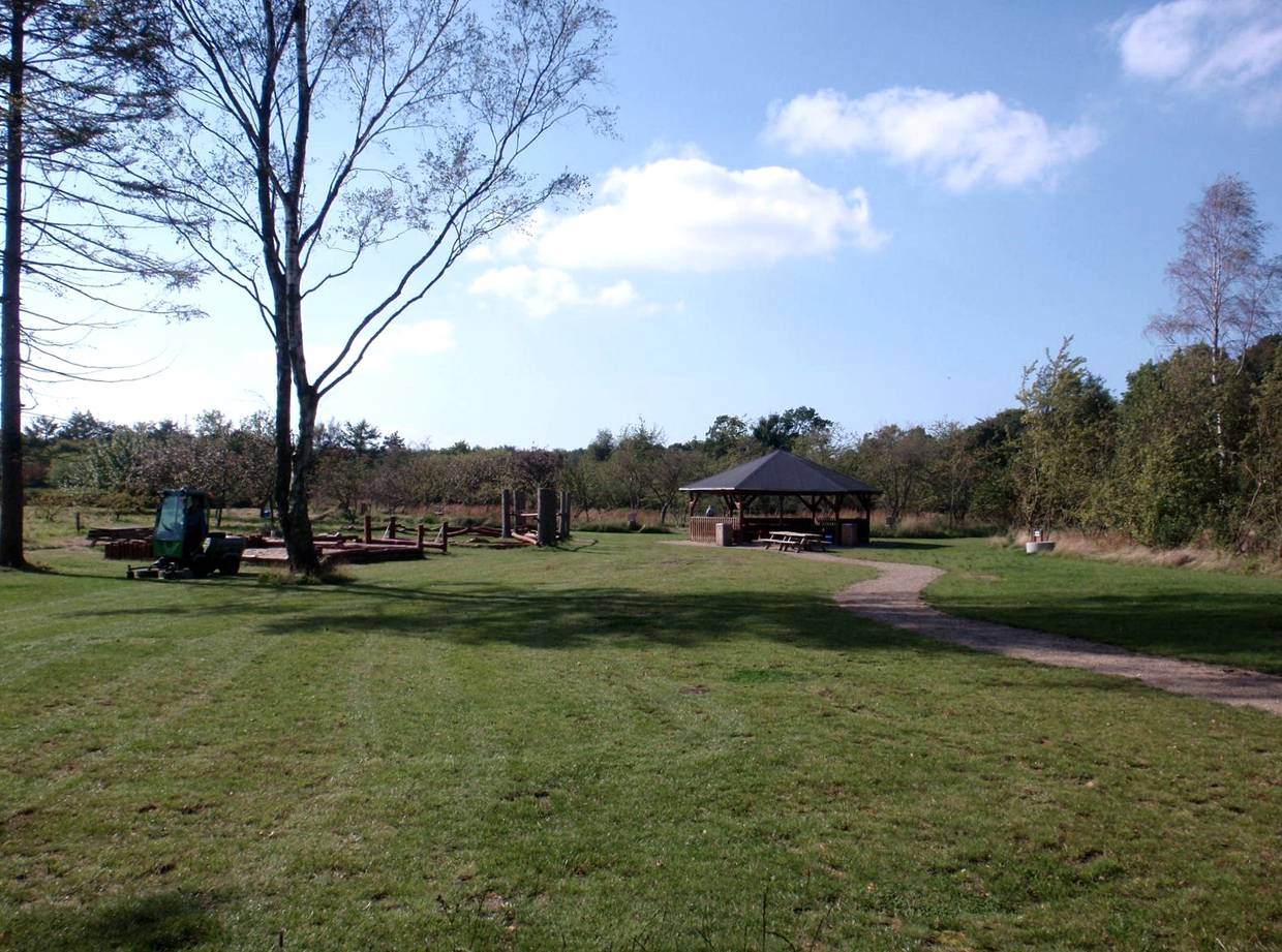 Spielplatz und Schutzhütte auf einer Wiese