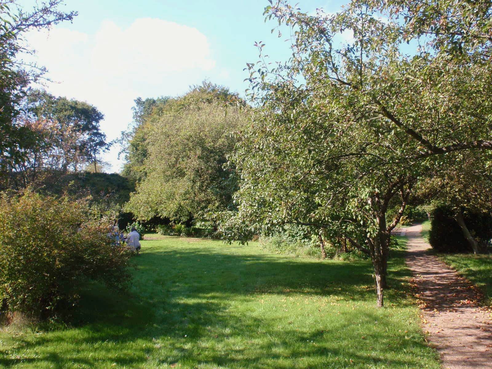 Spaziergänger zwischen Obstbäumen
