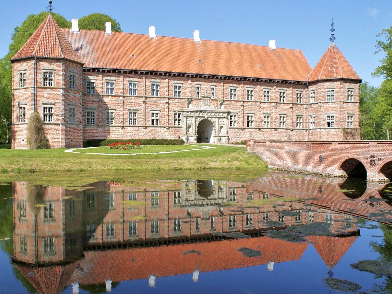 Großes Backsteinschloss an einem See