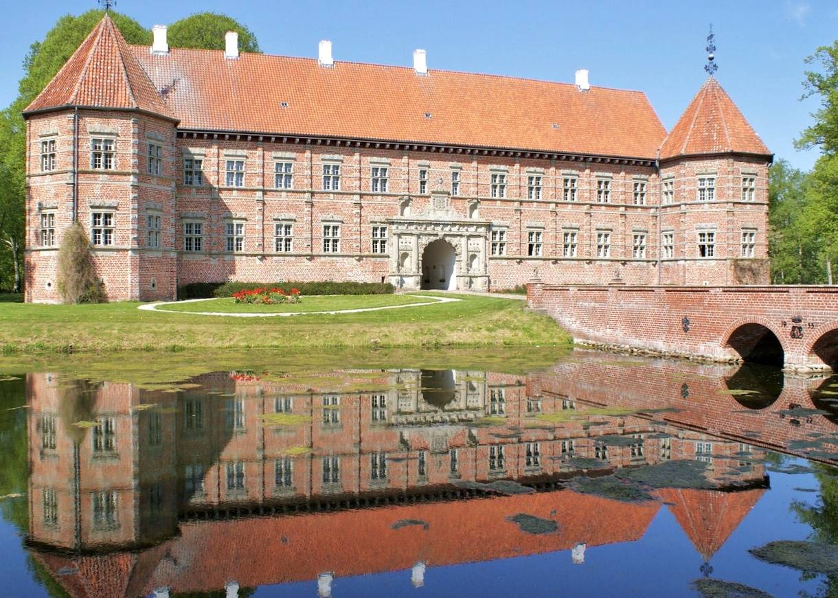 Großes Backsteinschloss an einem See