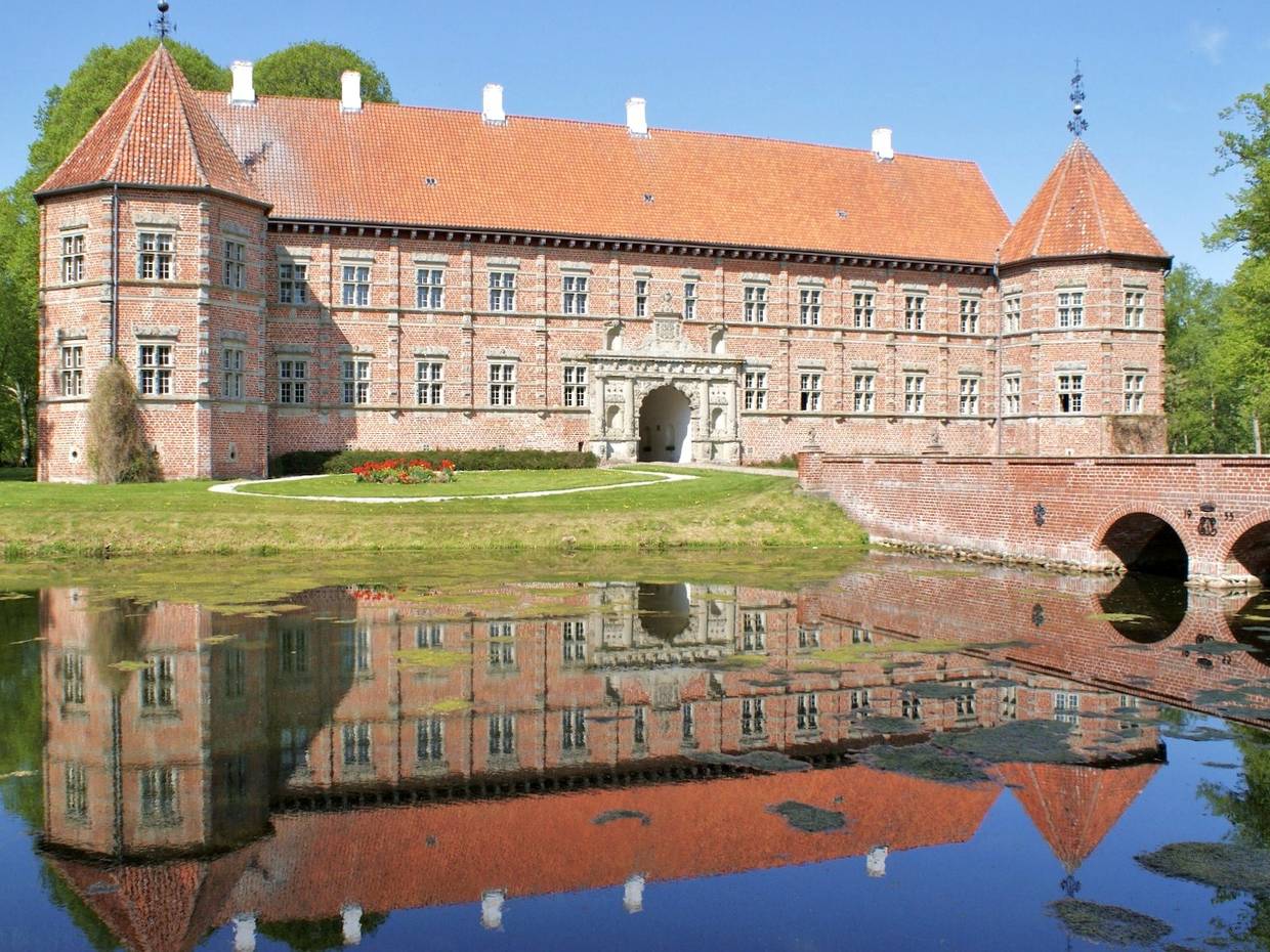 Großes Backsteinschloss an einem See