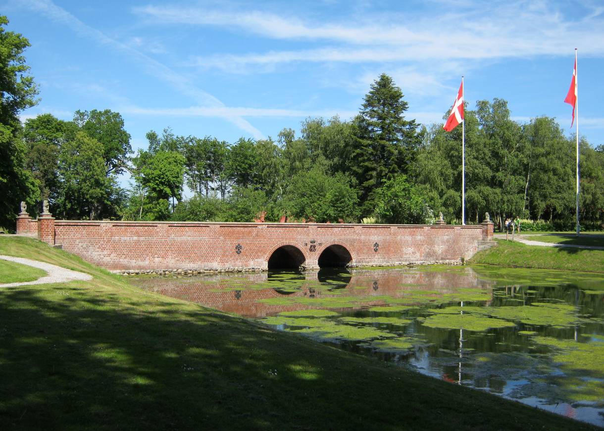 Backsteinbrücke über einen Schlossgraben