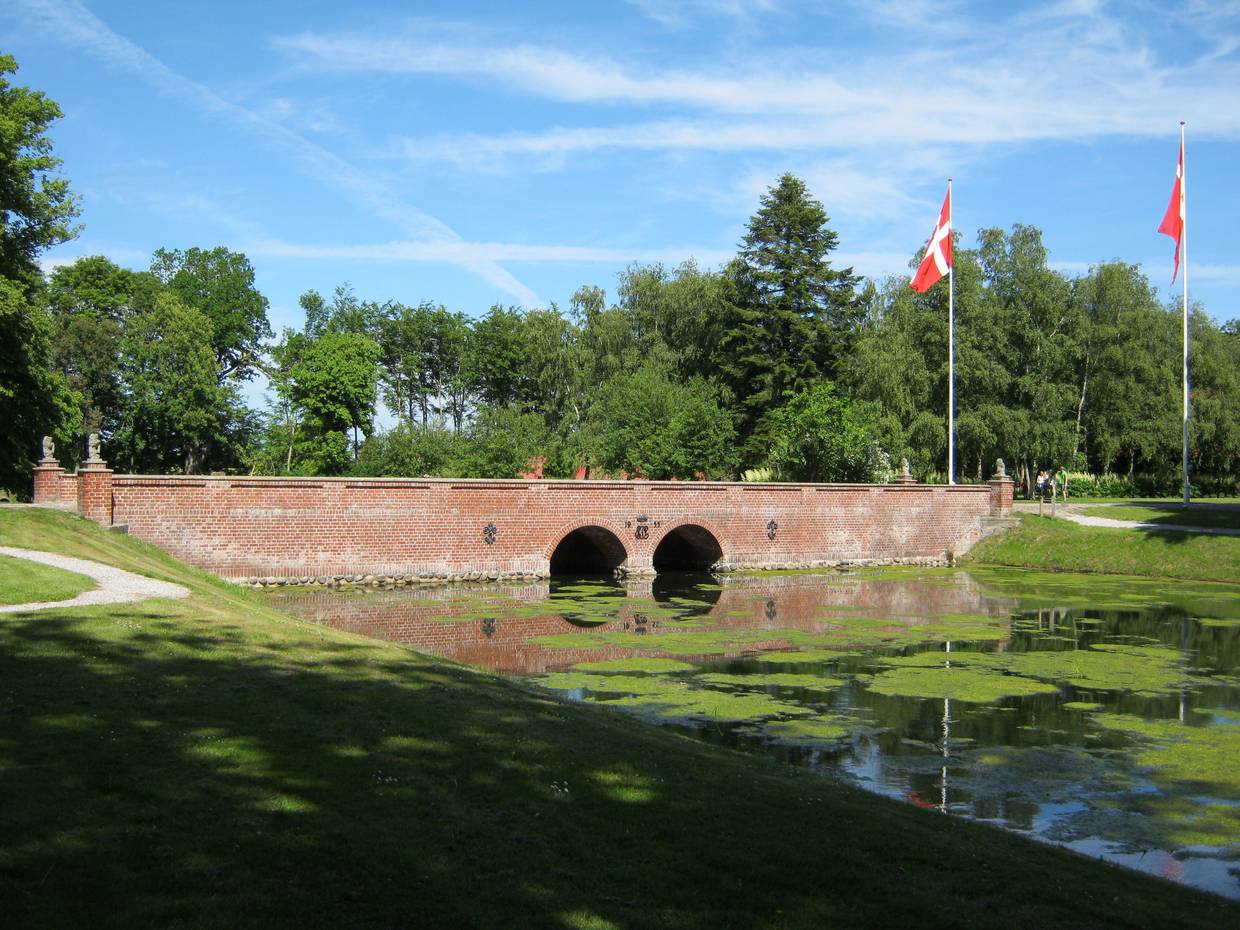 Backsteinbrücke über einen Schlossgraben