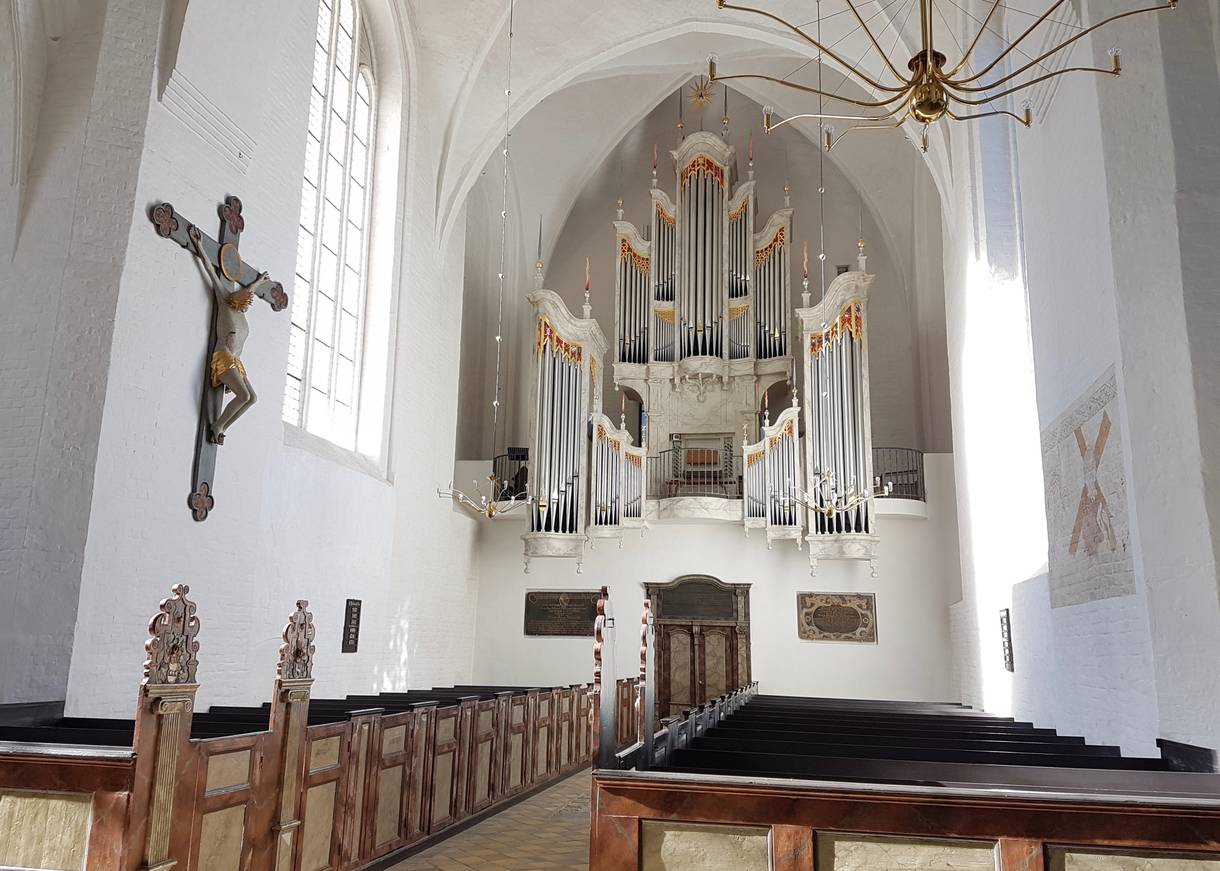 Der Innenraum einer alten, weißen Kirche