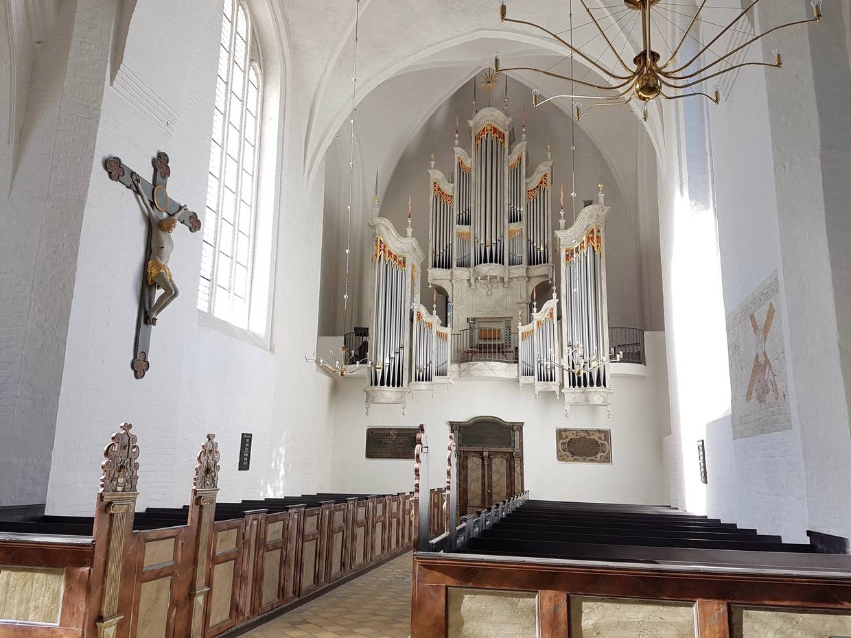 Der Innenraum einer alten, weißen Kirche