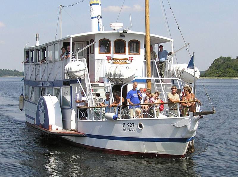 Weißer Ausflugsdampfer mit vielen Passagieren