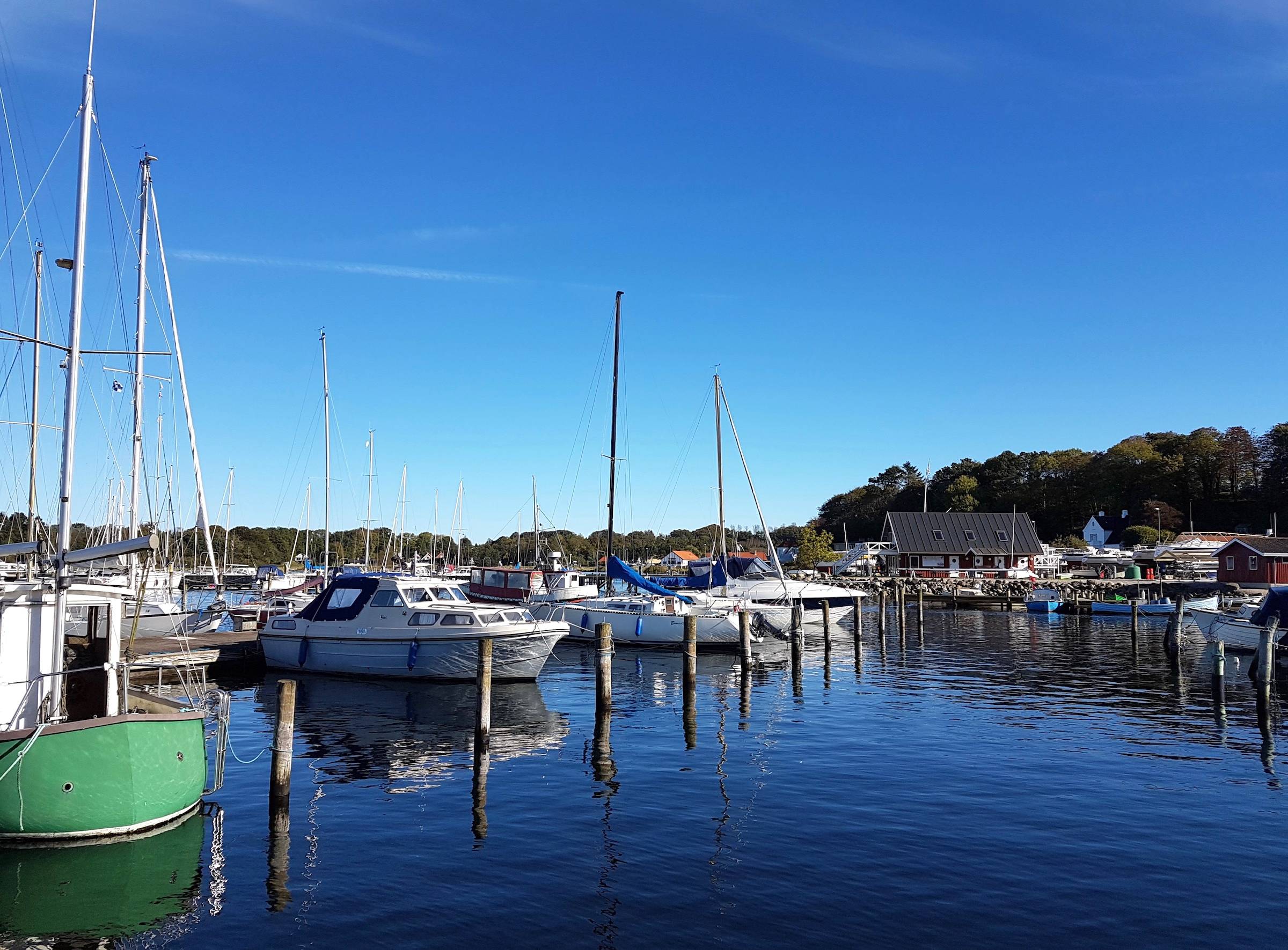 Segelboote in einem Hafen unter blauem Himmel