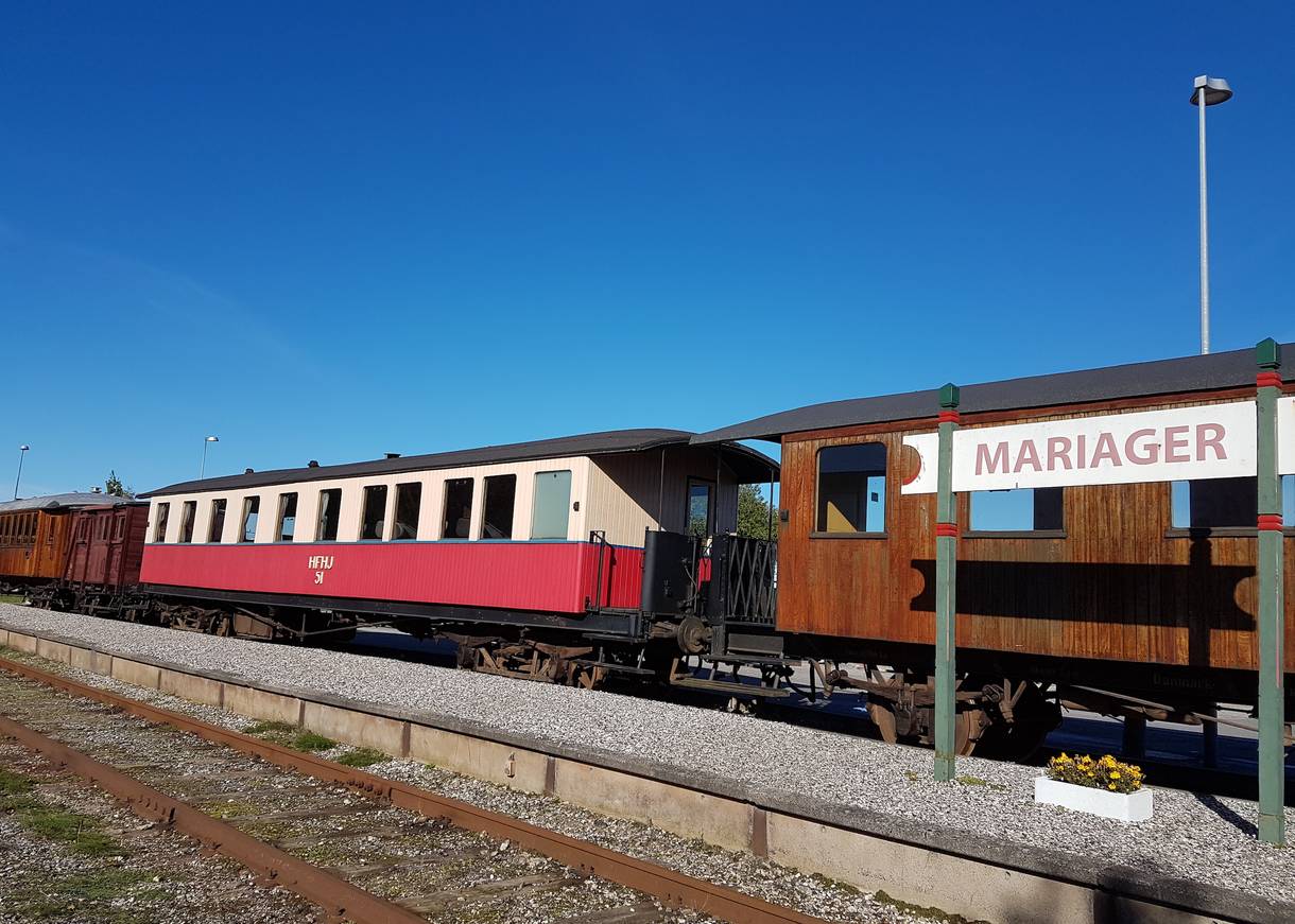 Alte Eisenbahnwagons an einem Bahnsteig