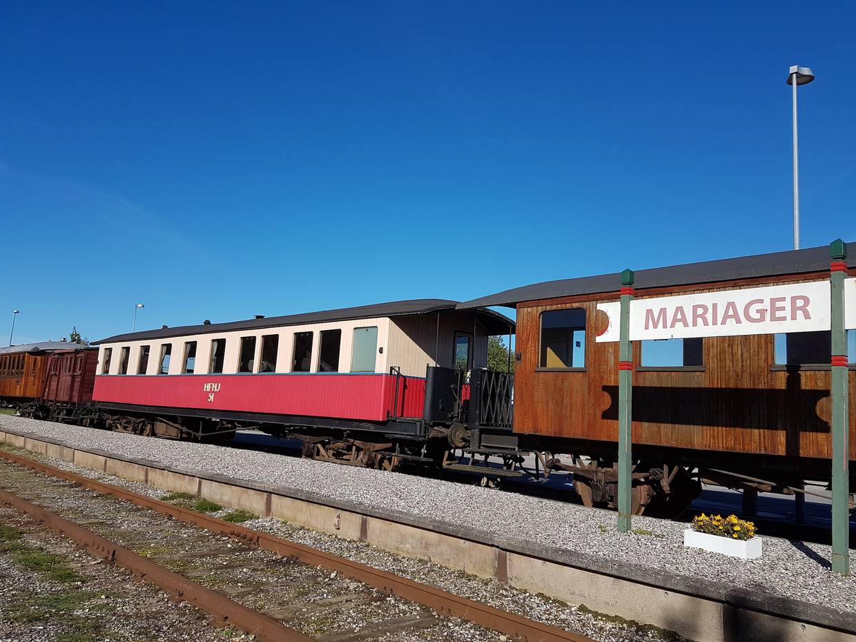 Alte Eisenbahnwagons an einem Bahnsteig