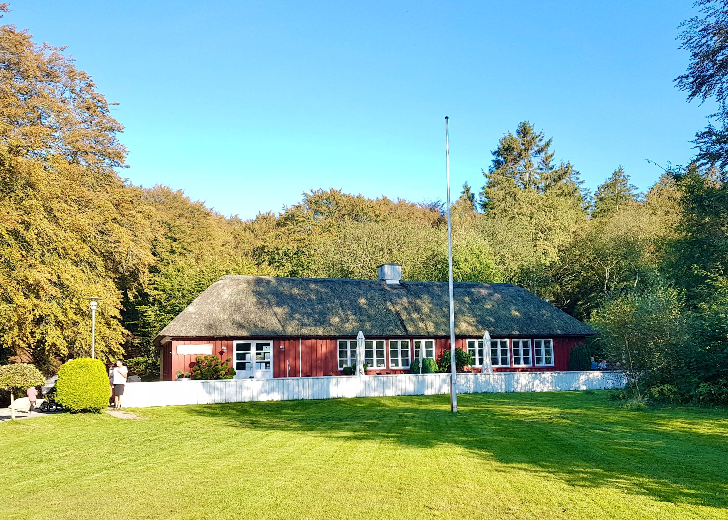 Rotes Holzhaus mit Reetdach