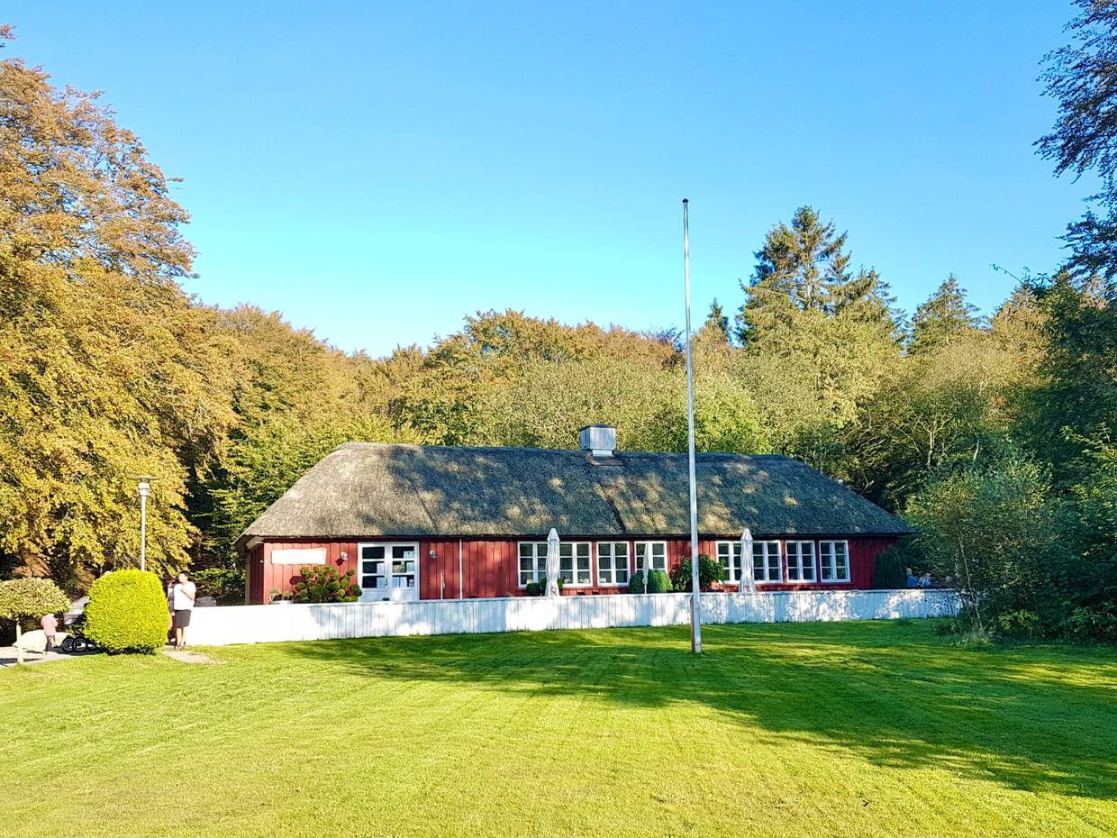 Rotes Holzhaus mit Reetdach