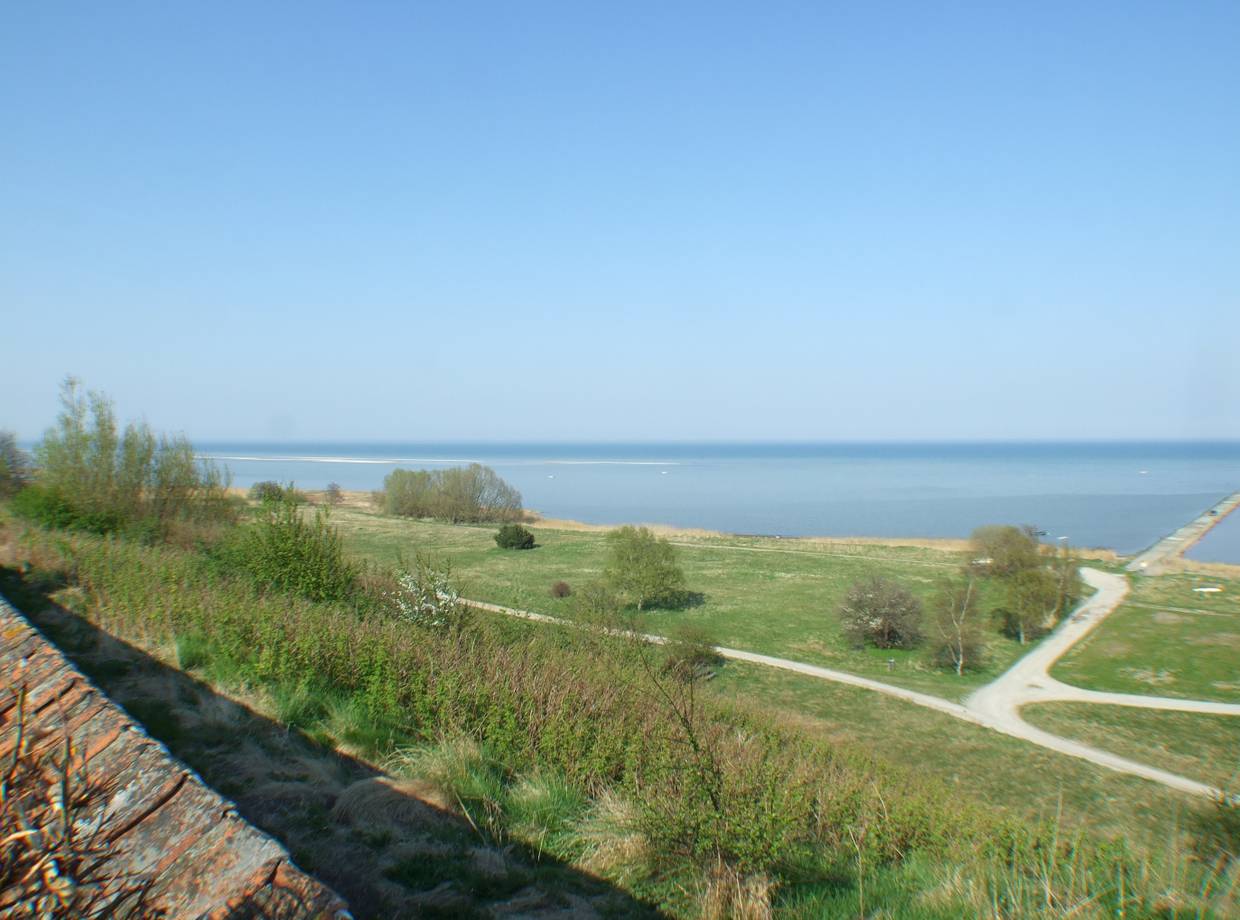 Blick auf die grüne Küste vor der Als Kirche