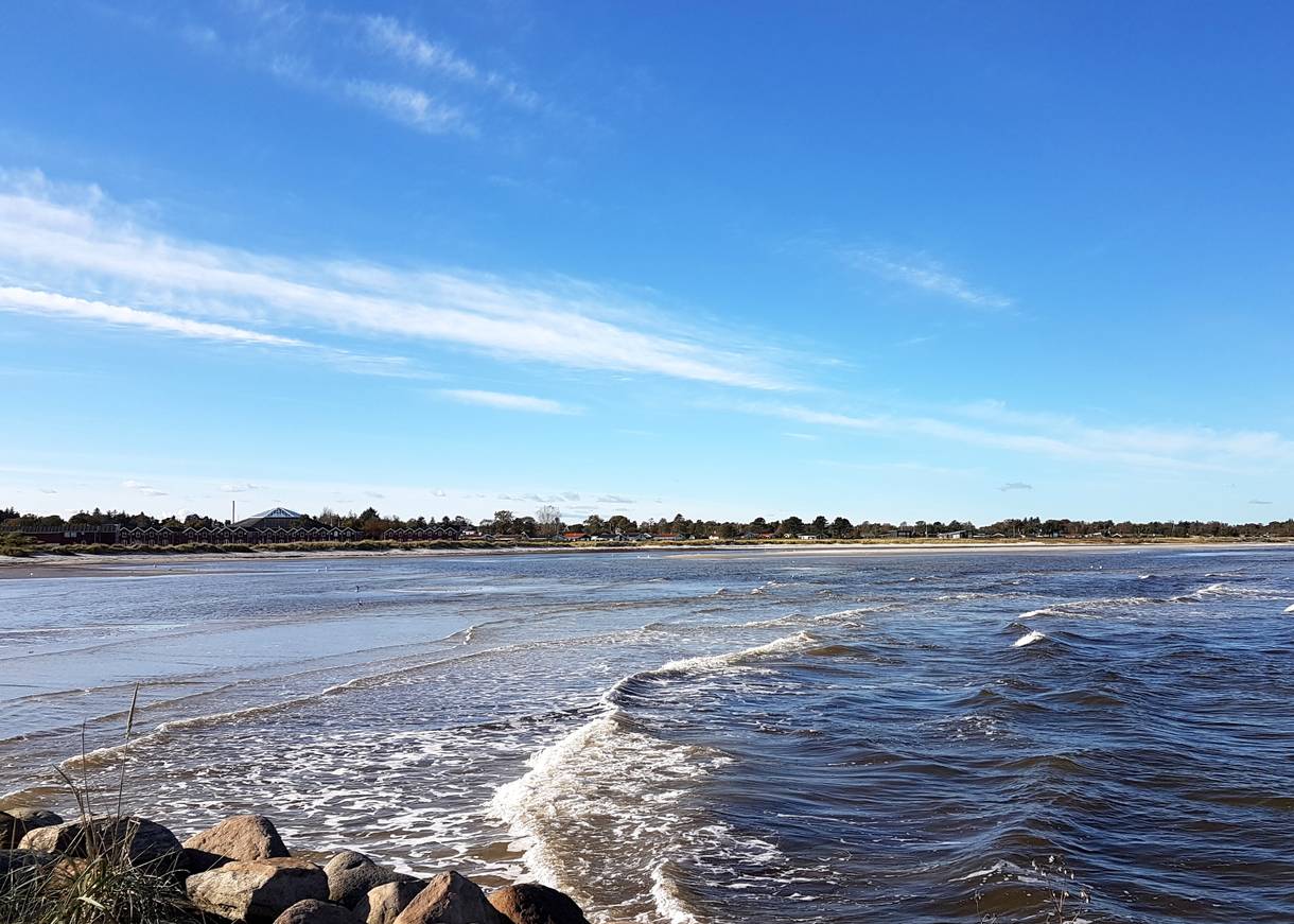 Aussicht über die flache Ostsee vom Hafen in Øster Hurup