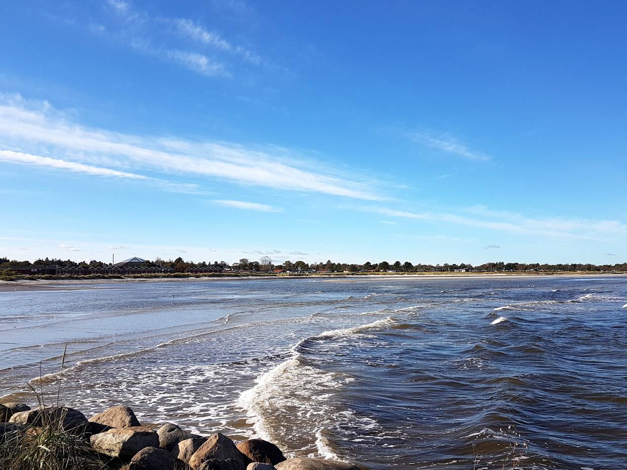 Aussicht über die flache Ostsee vom Hafen in Øster Hurup