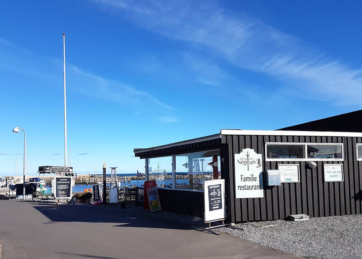 Restaurant mit Aussichtsterrasse am Hafen von Øster Hurup