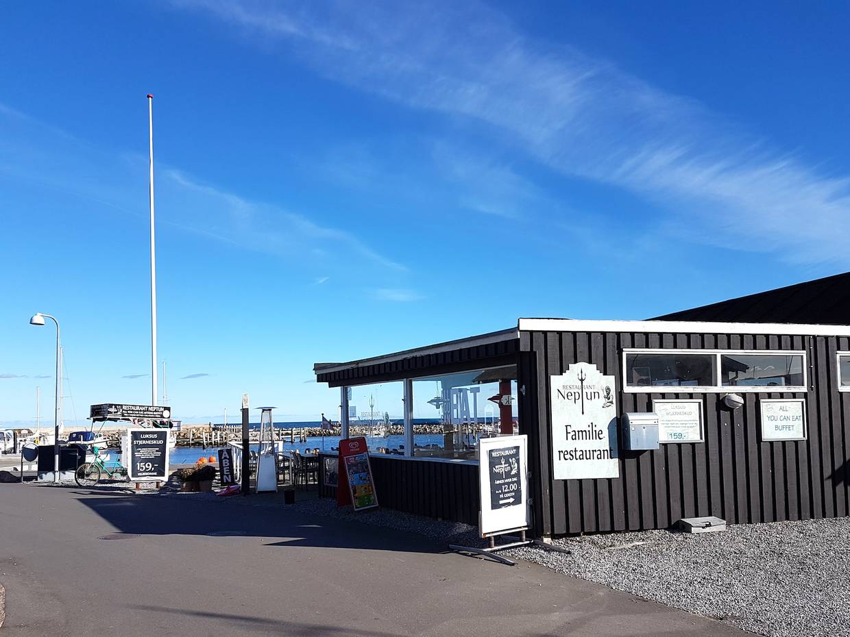 Restaurant mit Aussichtsterrasse am Hafen von Øster Hurup