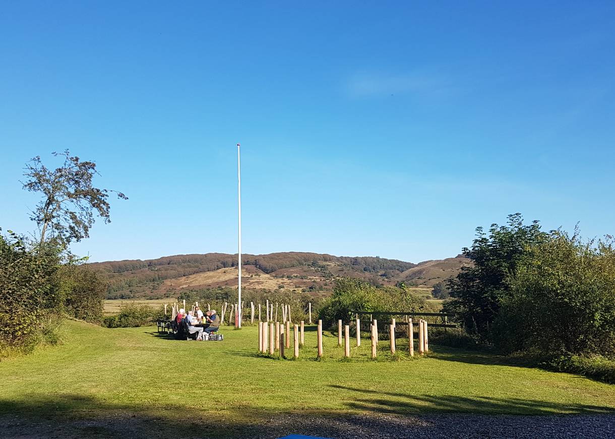 Picknickplatz mit Aussicht auf einen Hügel