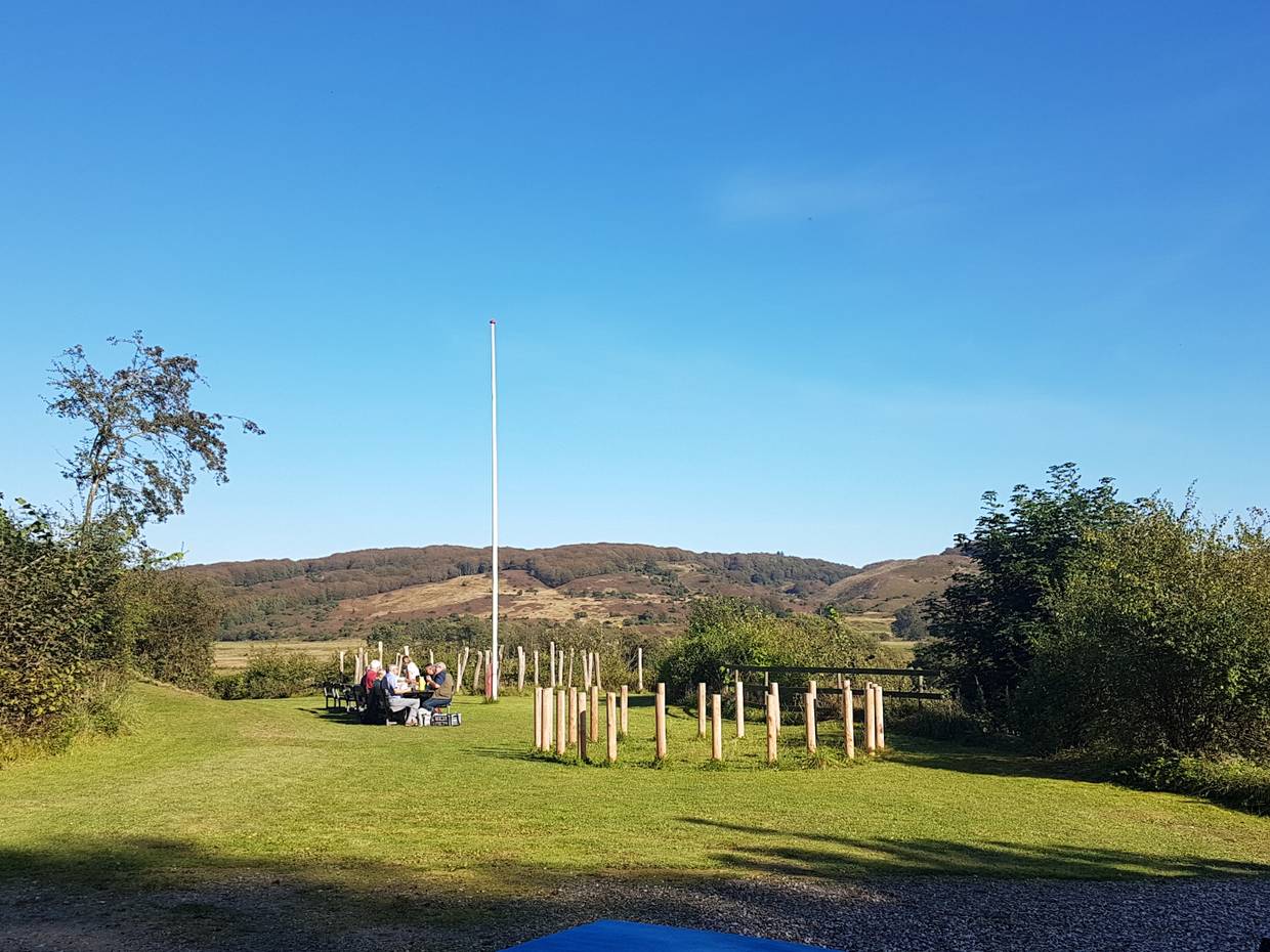 Picknickplatz mit Aussicht auf einen Hügel