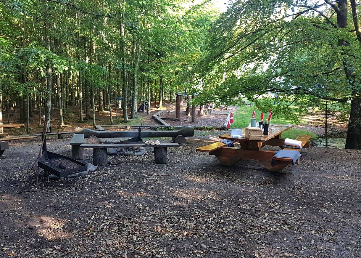 Picknickbänke im Wald
