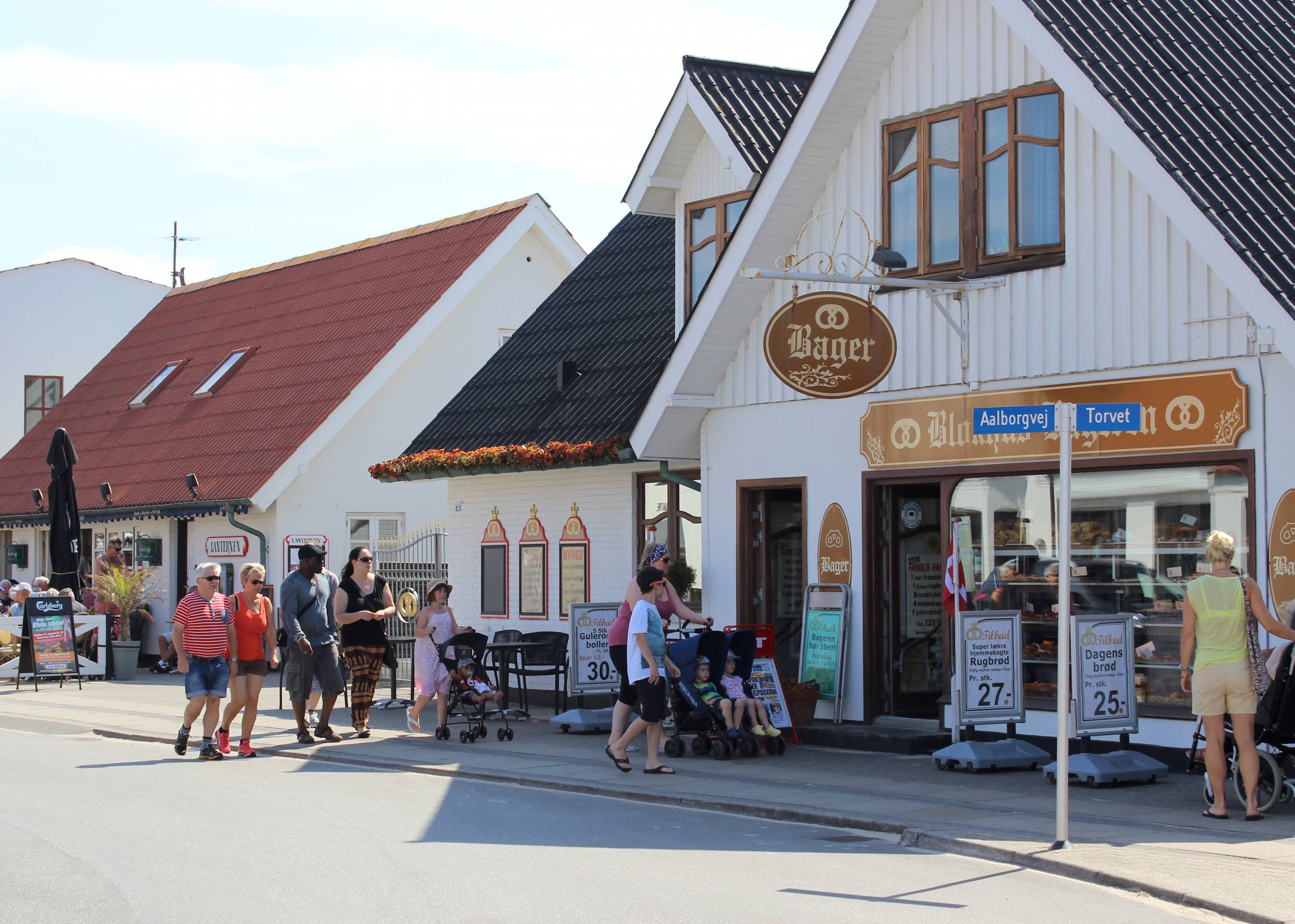 Bäckerei mit Passanten vor der Tür