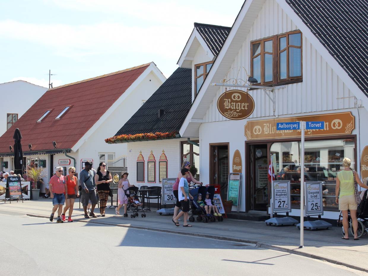 Bäckerei mit Passanten vor der Tür