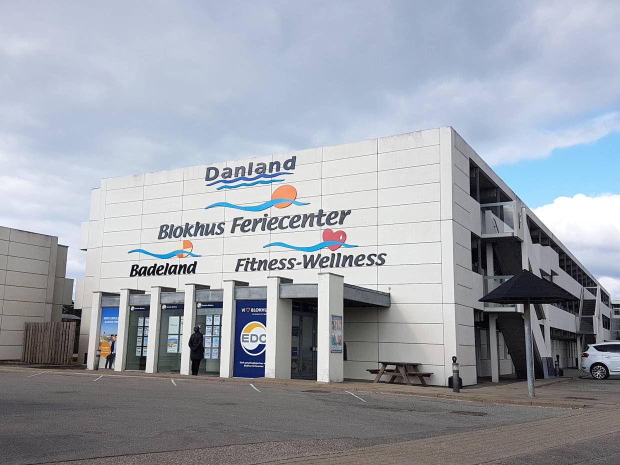 Weißes Gebäude mit Werbung für ein Feriencenter