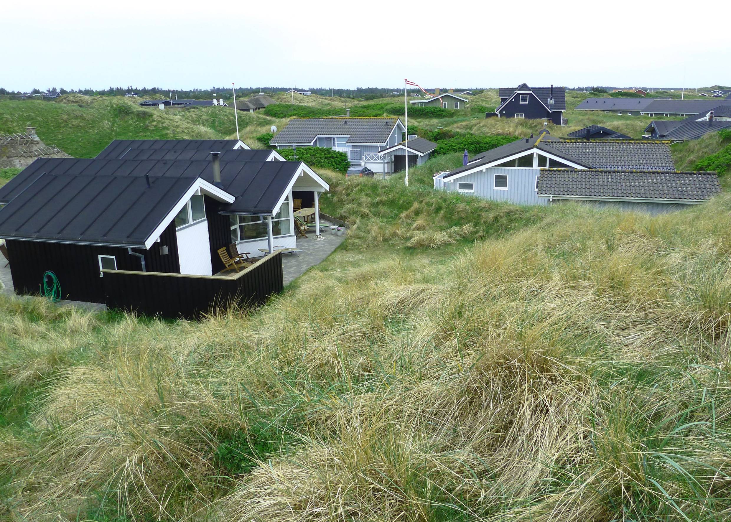 Ferienhäsuer zwischen Strandhafer und flachen Dünen
