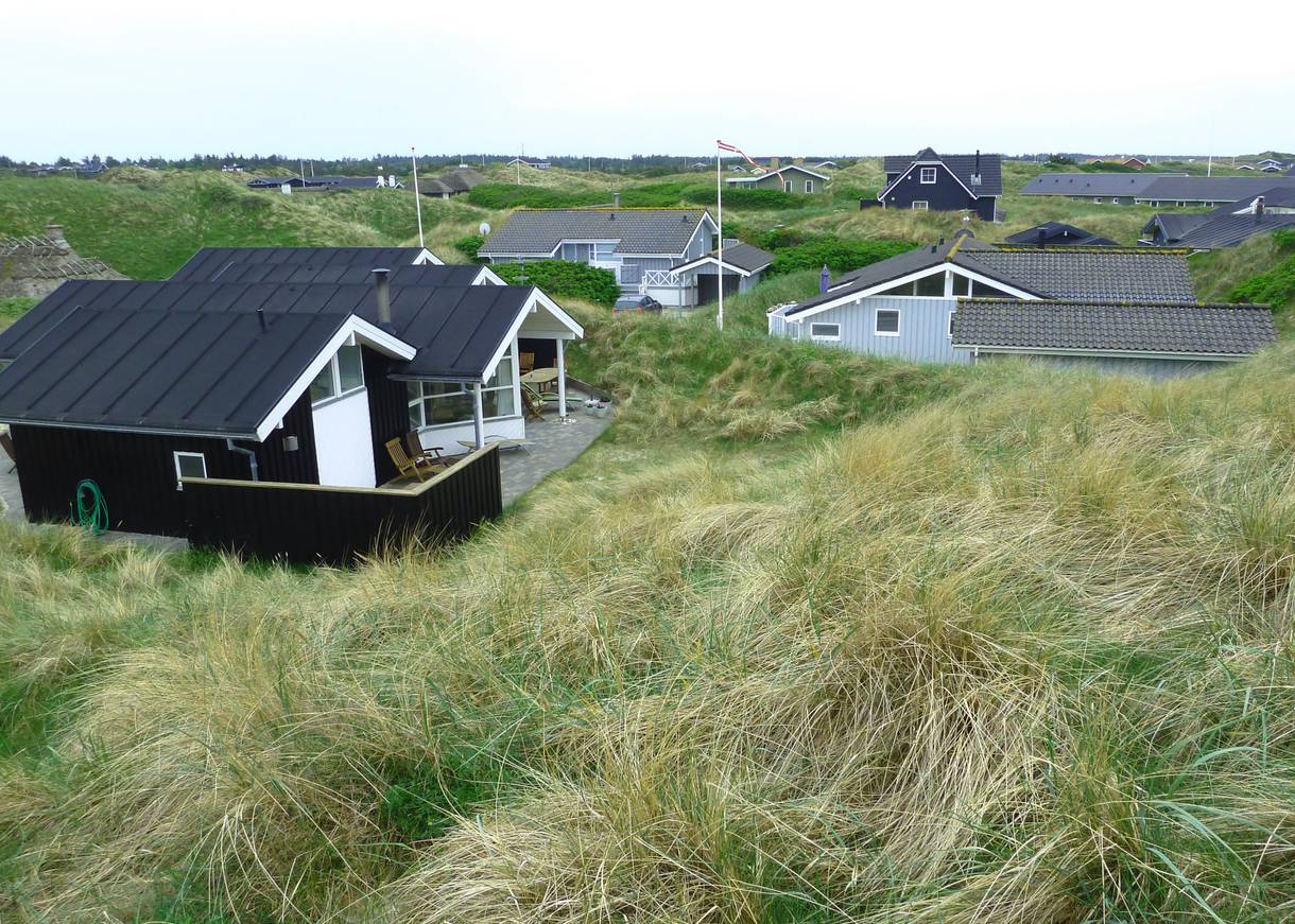 Ferienhäsuer zwischen Strandhafer und flachen Dünen