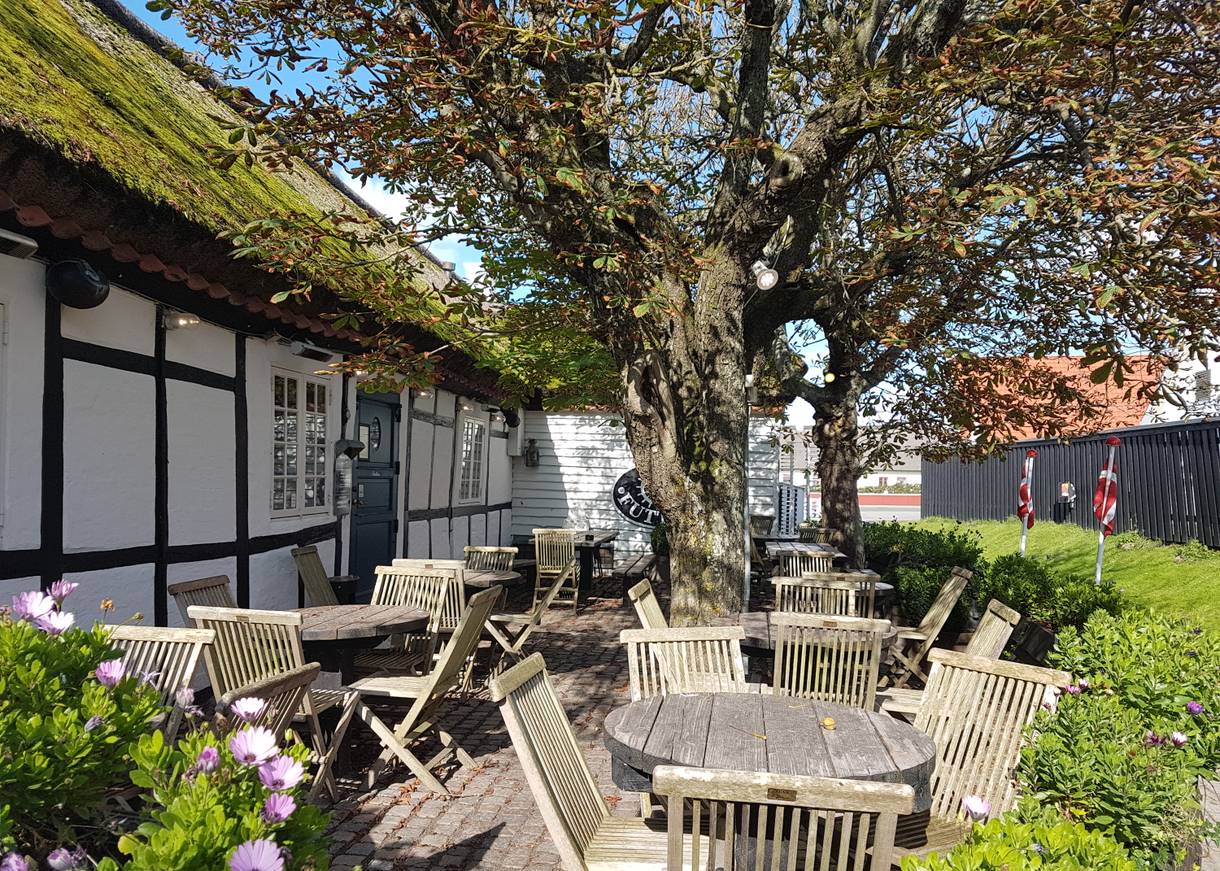 Restaurantterrasse unter einem Baum