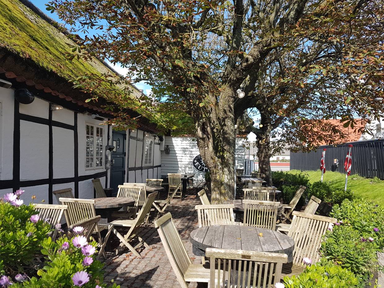 Restaurantterrasse unter einem Baum
