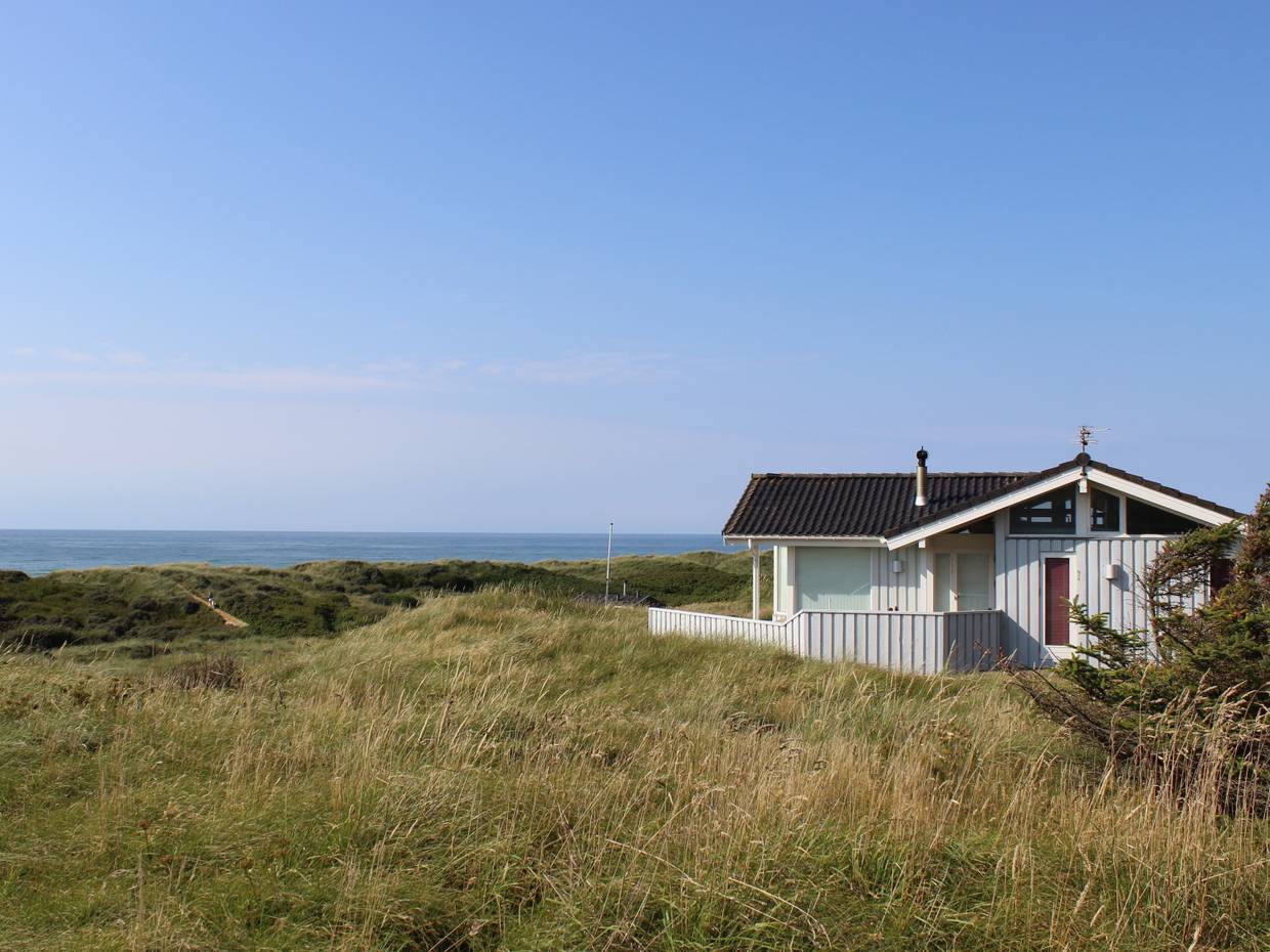 Ferienhaus auf einer Düne mit Blick auf die Nordsee in Dänemark