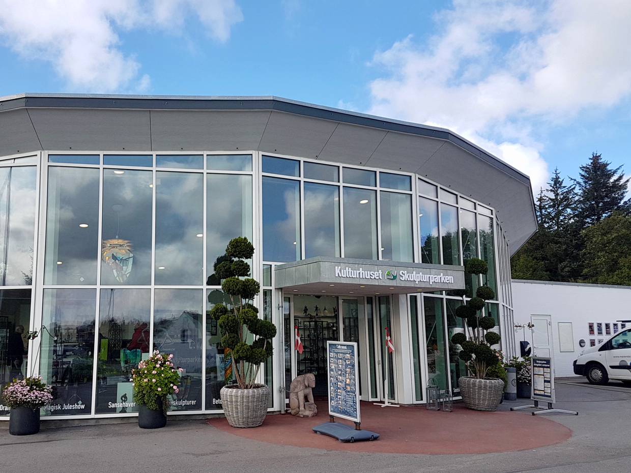 Gläsernes Portal eines Gebäudes mit Aufschrift Kulturhus
