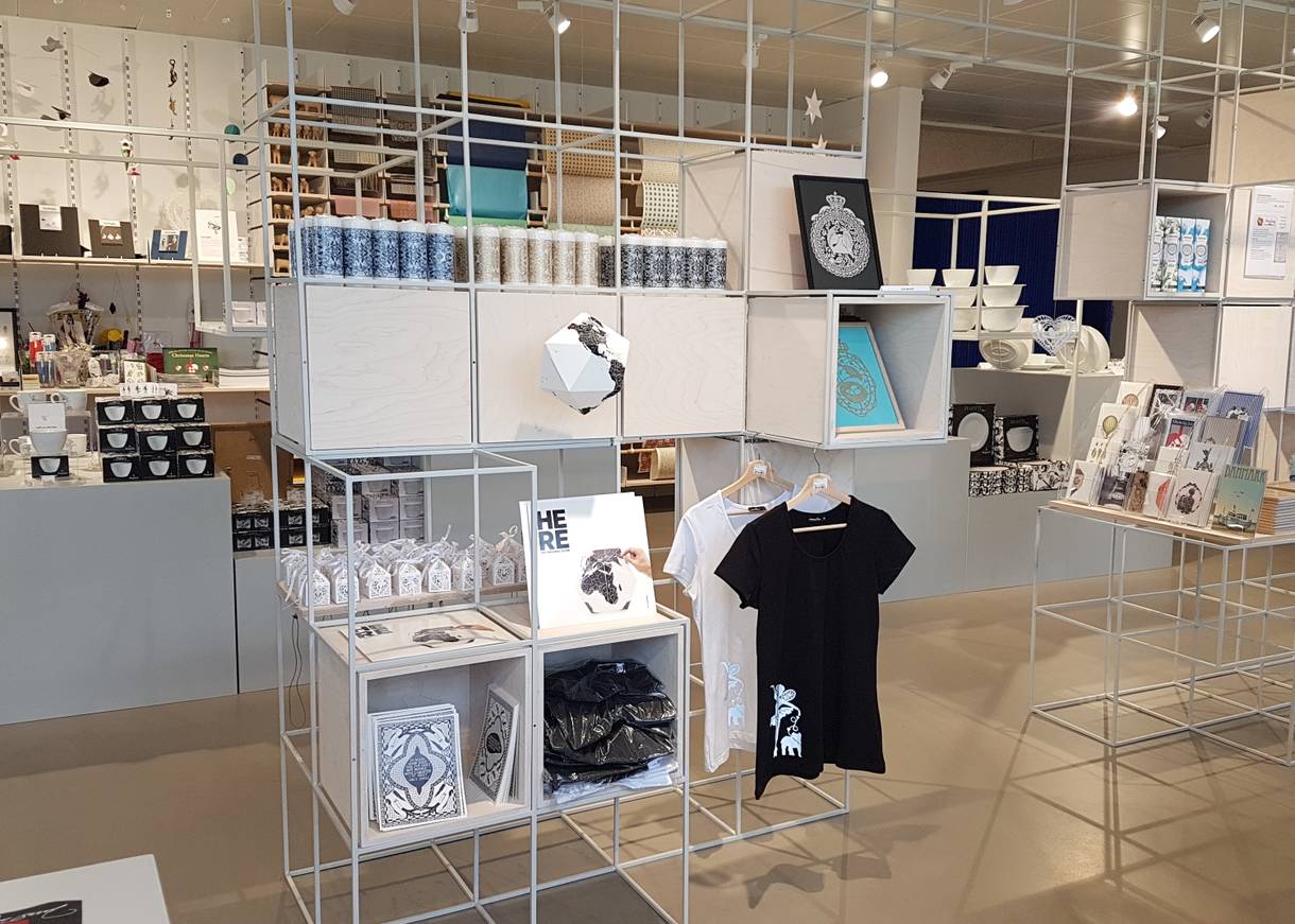 Filigrane Regale in einem Museumsshop