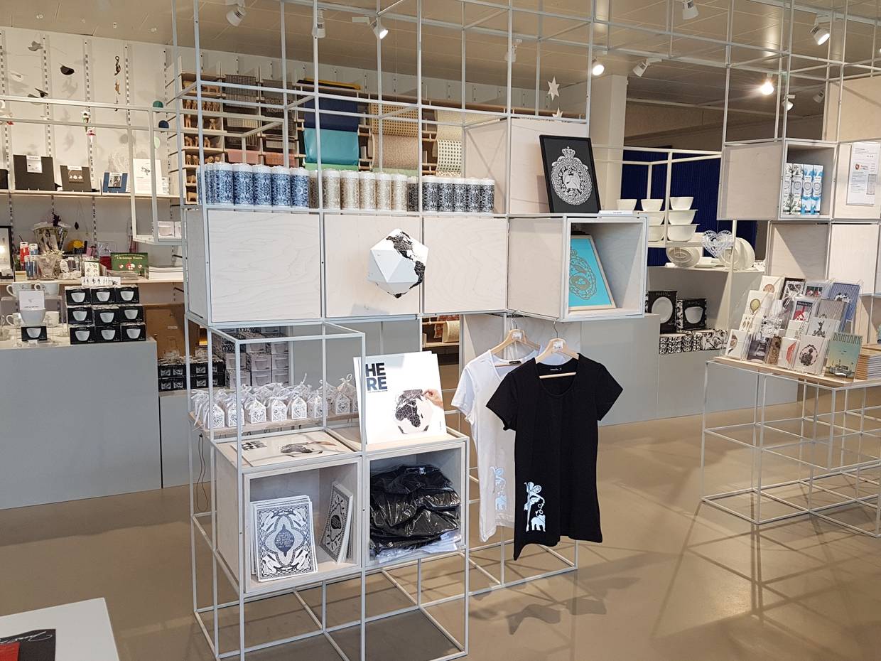 Filigrane Regale in einem Museumsshop