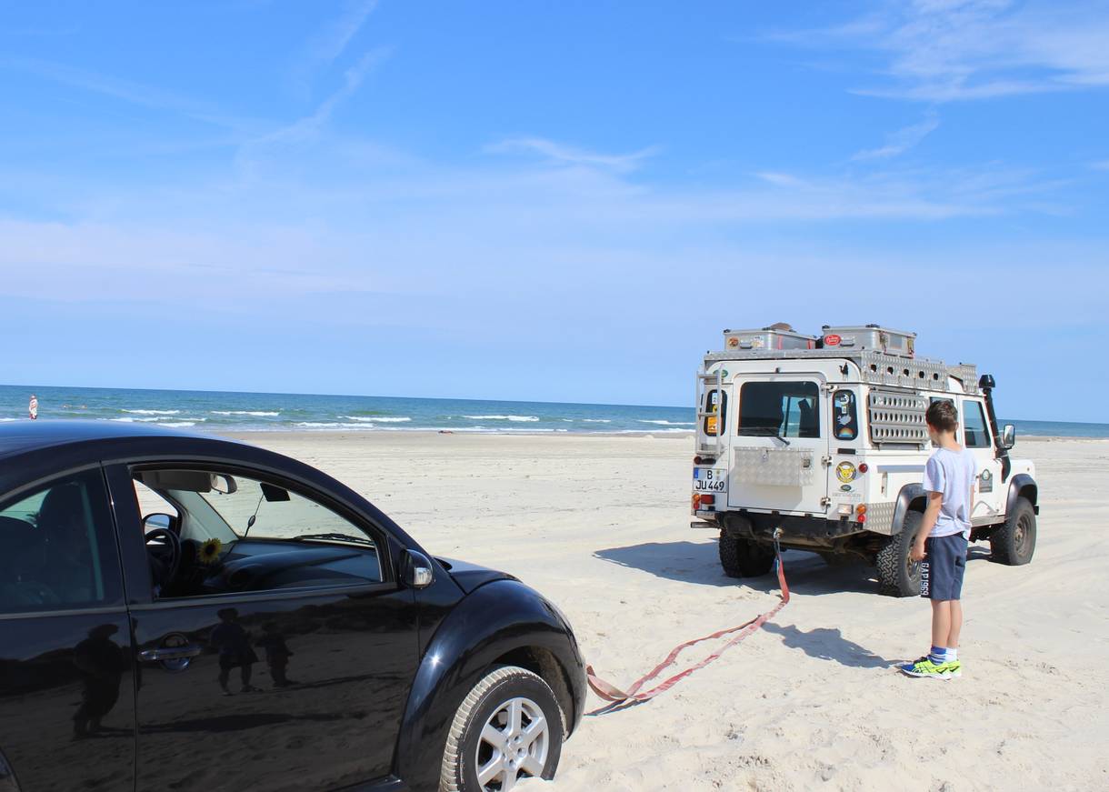 Auto wird aus dem Sand geschleppt