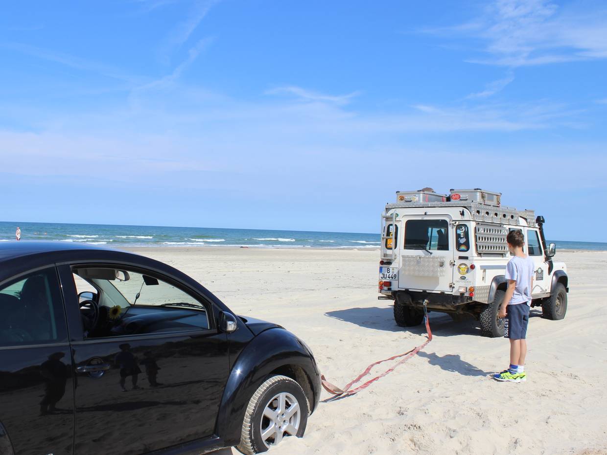 Auto wird aus dem Sand geschleppt