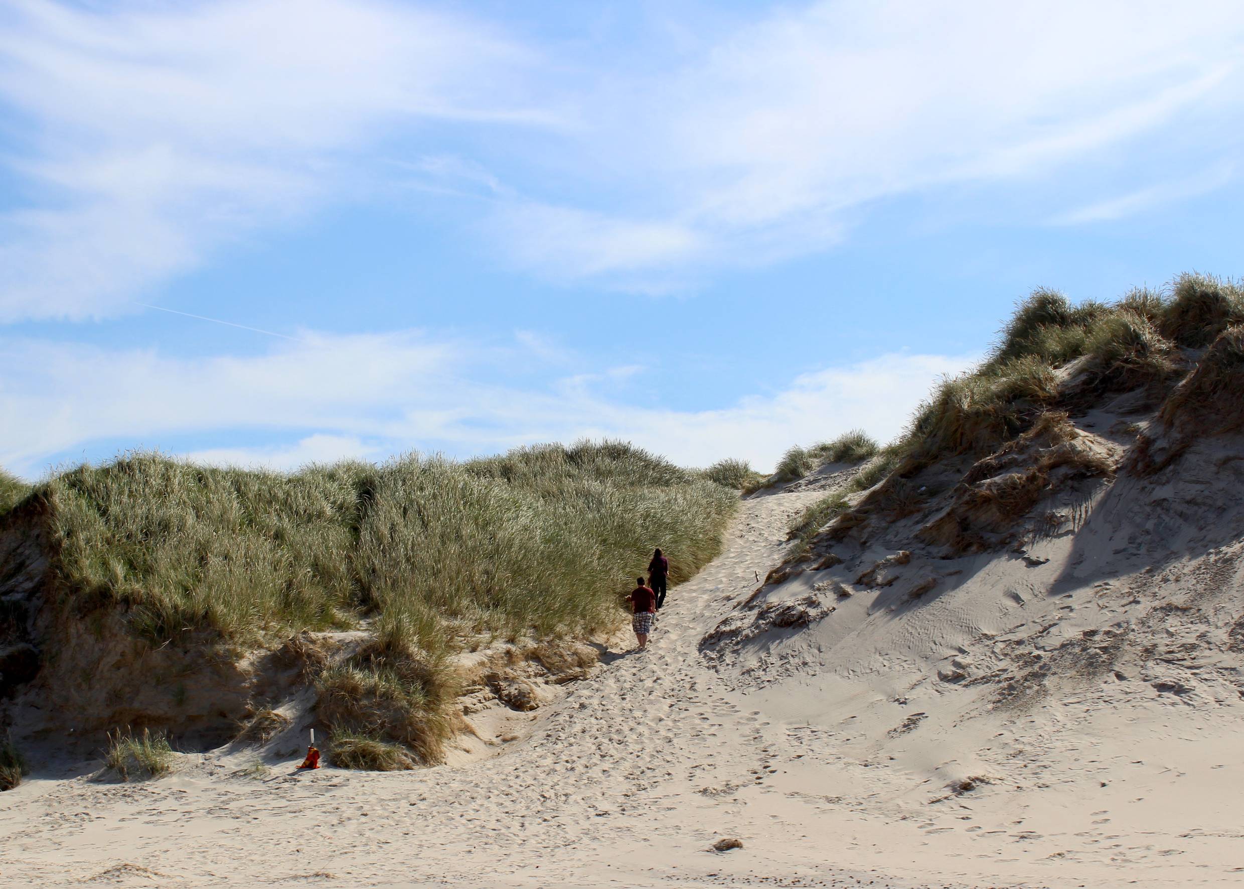 Fußgänger auf dem Weg über hohe Sanddünen