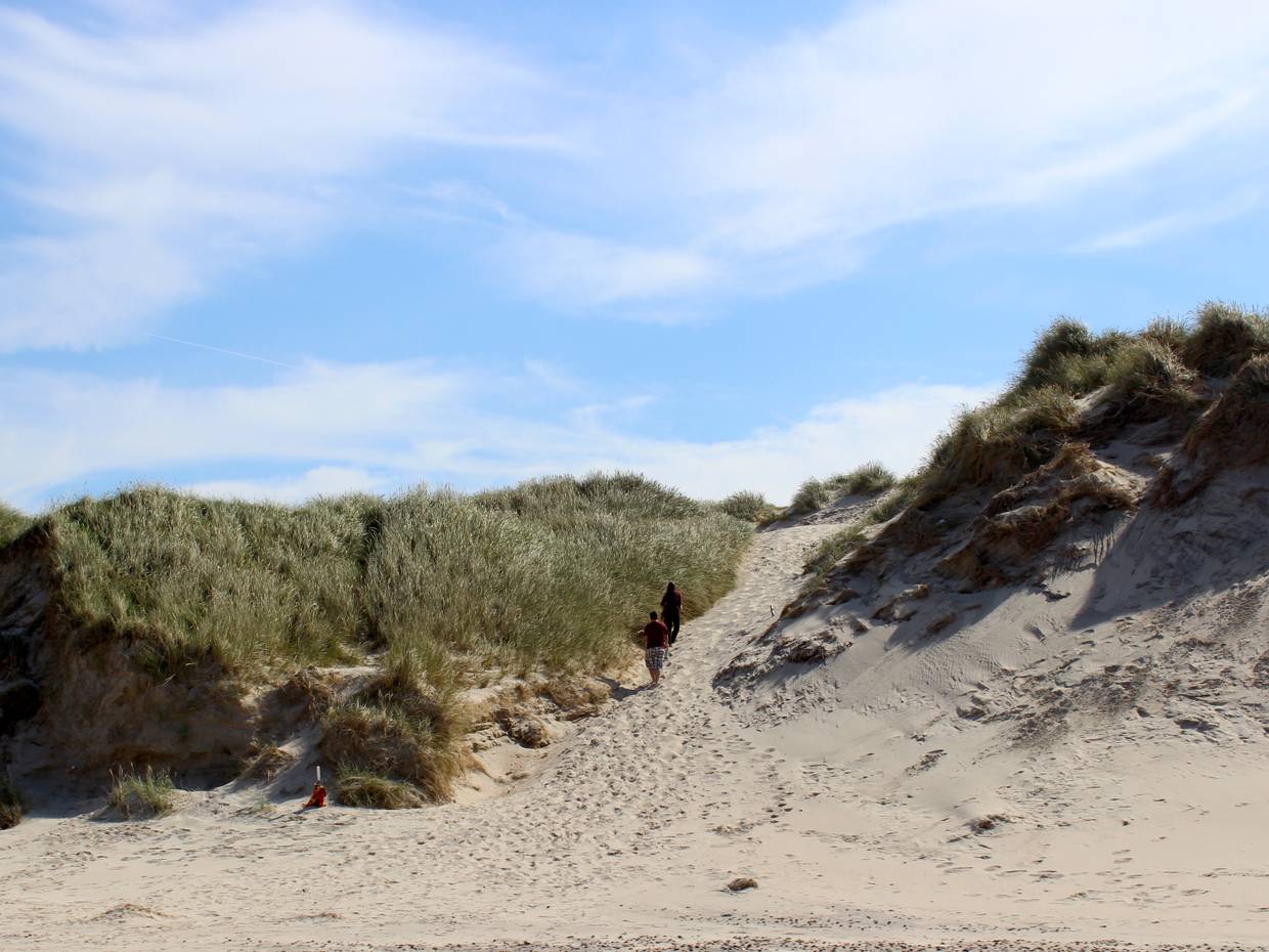 Fußgänger auf dem Weg über hohe Sanddünen